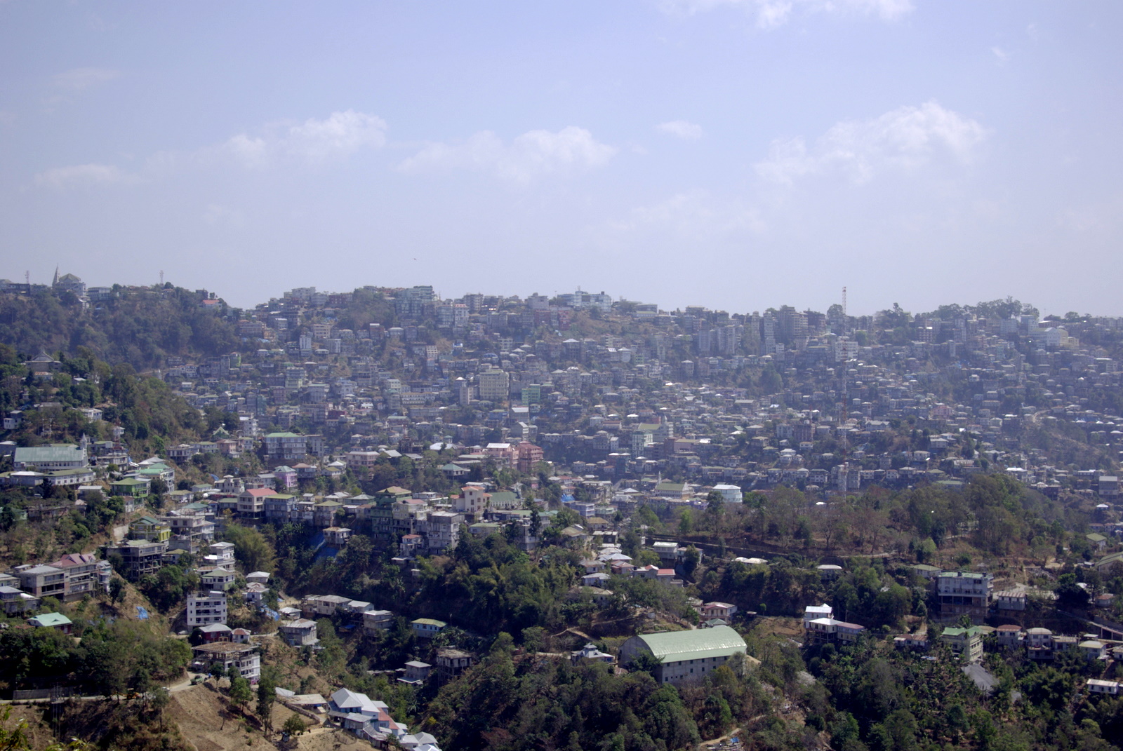 मिज़ोरम की राजधानी आइज़ोल। पूर्वोत्तर के कई हिस्सों में निवास के रिकॉर्ड परंपरागत व्यवस्थाओं से चलते हैं, राजस्व काग़ज़ों से नहीं
