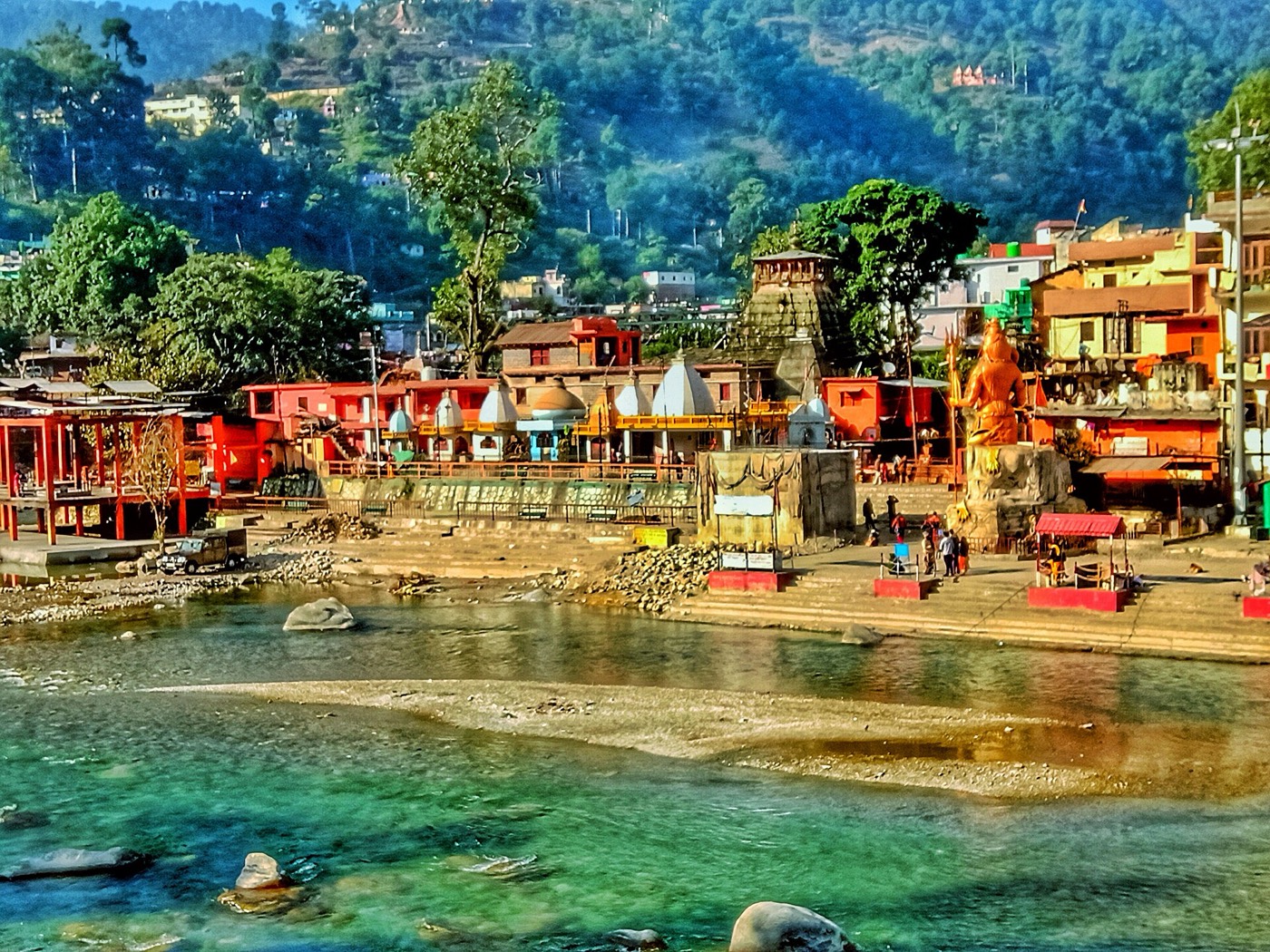 बागेश्वर में बागनाथ मंदिर का परिसर और उसके नीचे नदी का पथरीला पाट, जहाँ जनवरी 1921 के उत्तरायणी मेले में बेगार की बहियाँ बहाई गई थीं। यह तस्वीर 2019 की है