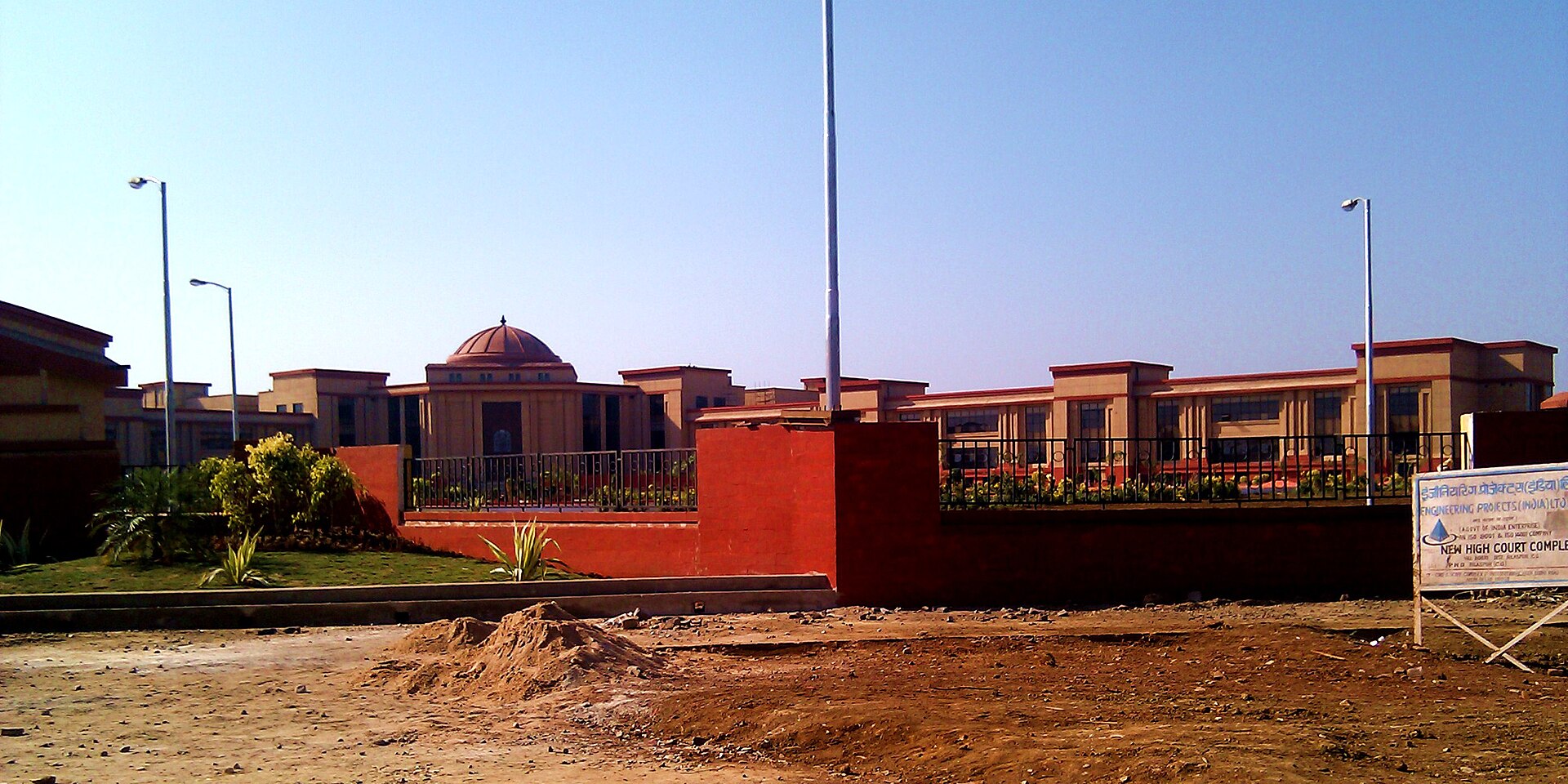 बिलासपुर में छत्तीसगढ़ हाई कोर्ट का नया परिसर बनते हुए, फ़रवरी 2010 की तस्वीर; सत्र न्यायालय से आई मौत की सज़ा की कार्यवाही पुष्टि के लिए इसी अदालत को भेजी जाती है