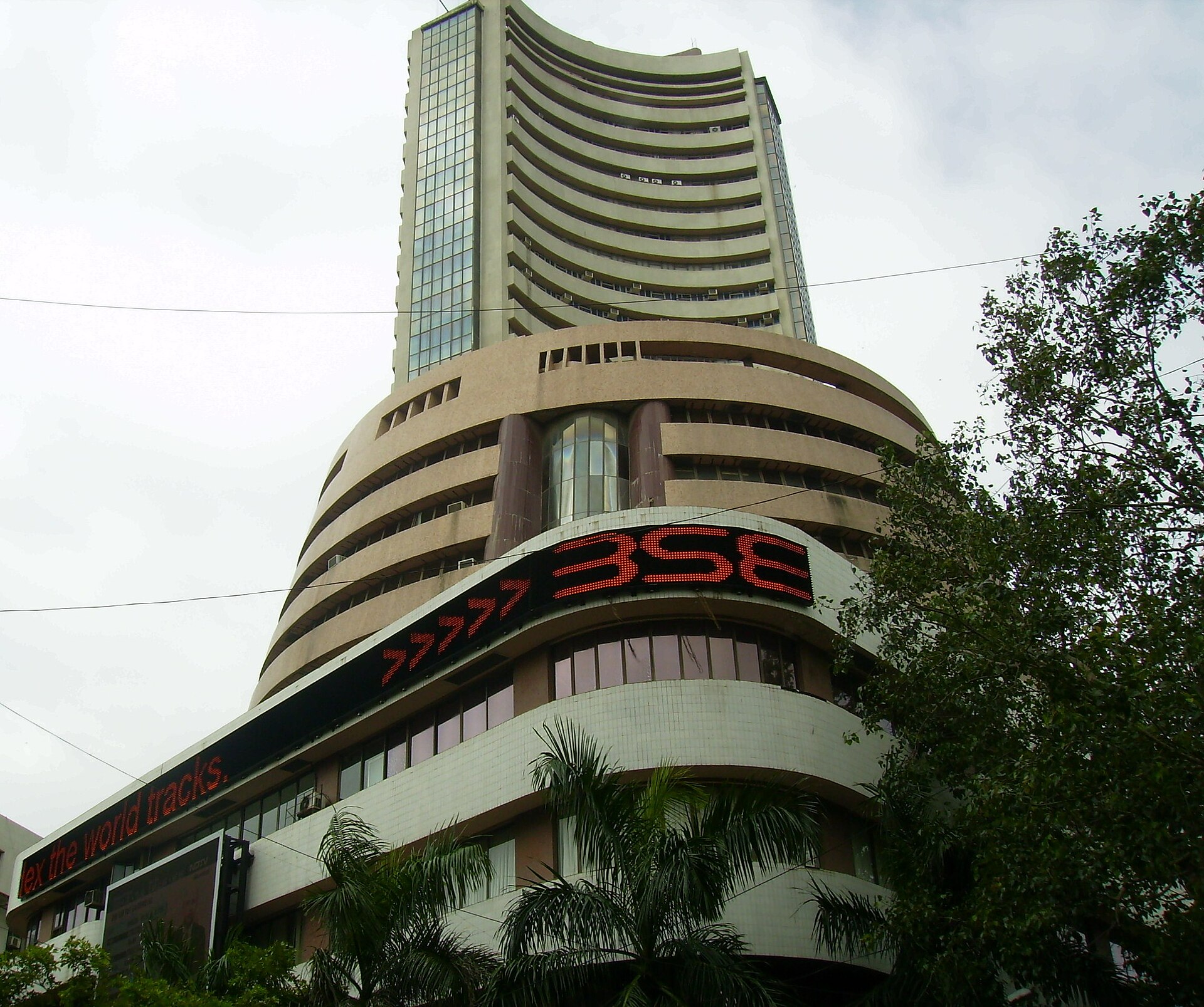 मुंबई की दलाल स्ट्रीट पर बीएसई भवन नीचे से, इमारत पर लगा टिकर साफ़ दिखता है, अगस्त 2007 की तस्वीर, जीआर इंफ़्रा की टर्मिनेशन नोटिस और गारंटी भुनाए जाने की दोनों सूचनाएँ इसी एक्सचेंज पर दर्ज हुई हैं