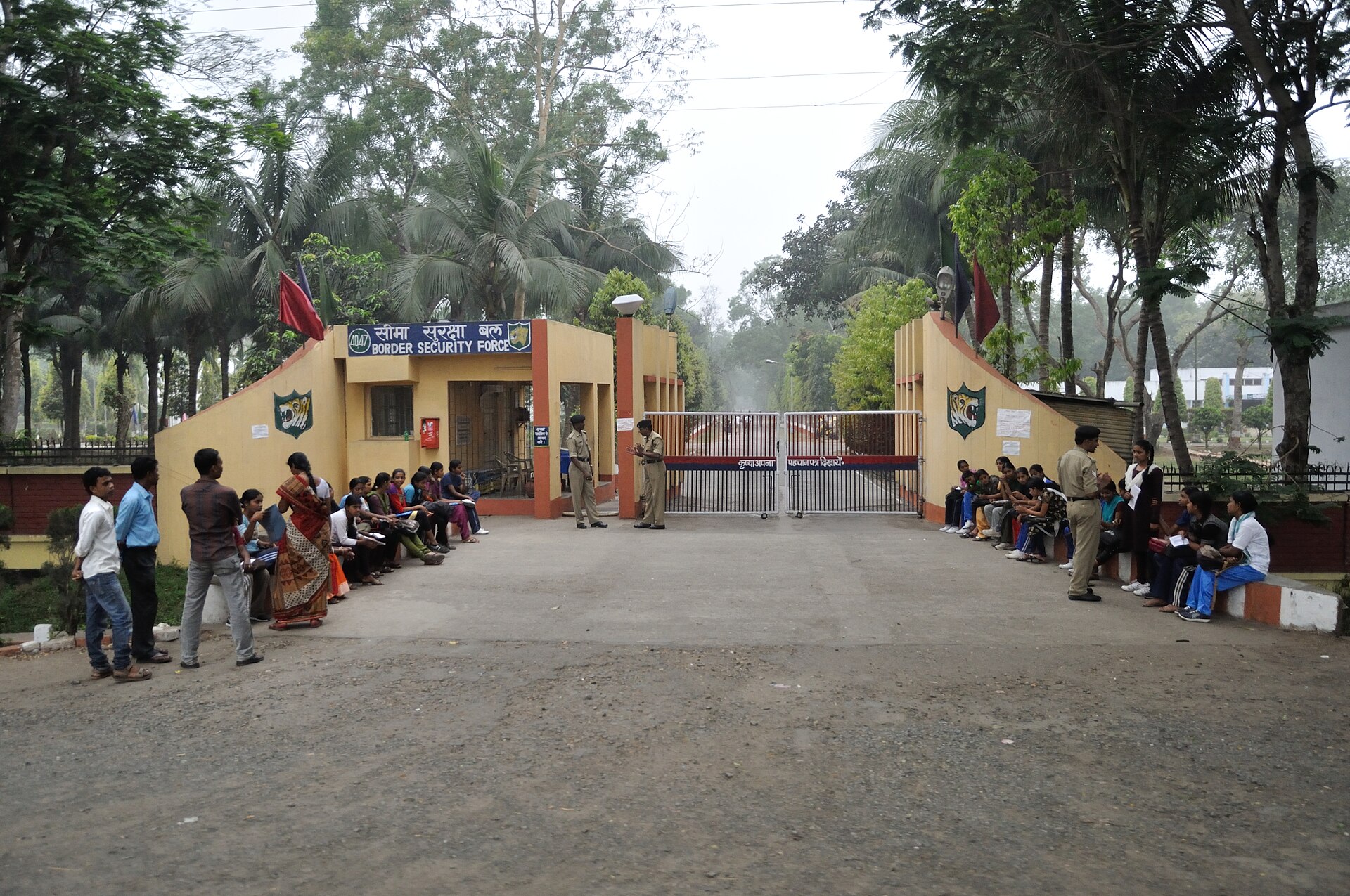 पश्चिम बंगाल के नादिया ज़िले में सीमा सुरक्षा बल के परिसर का प्रवेश द्वार, मार्च 2013 की तस्वीर। एनडीपीएस अधिनियम के तहत बीएसएफ़ को भी तलाशी और ज़ब्ती का अधिकार मिला हुआ है