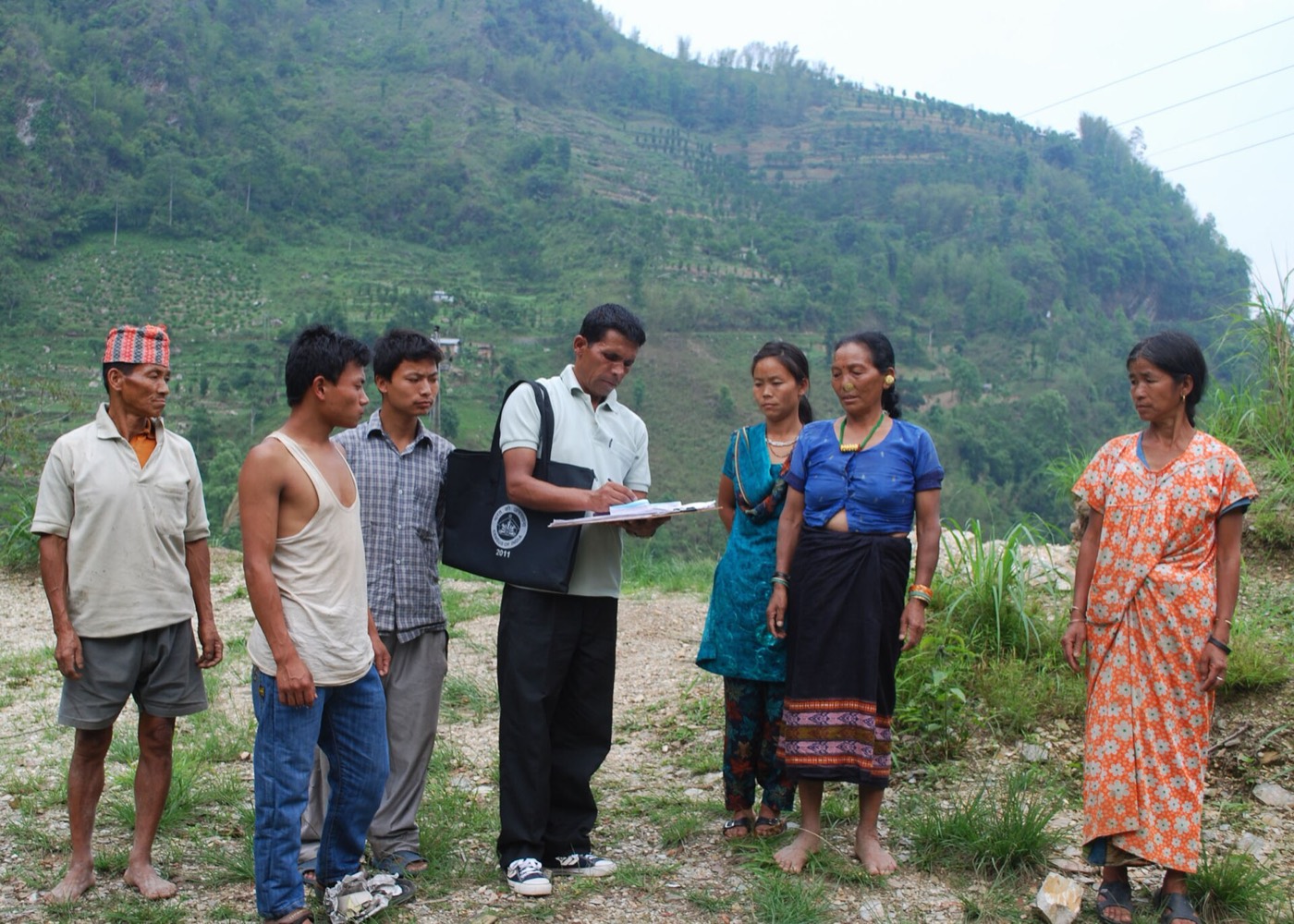 पश्चिम सिक्किम में रिनचेनपोंग के पास परेनगाँव में जनगणना 2011 का काम चलता हुआ, मई 2010 की तस्वीर। साक्षरता की दर इसी घर-घर वाली गिनती से निकलती है
