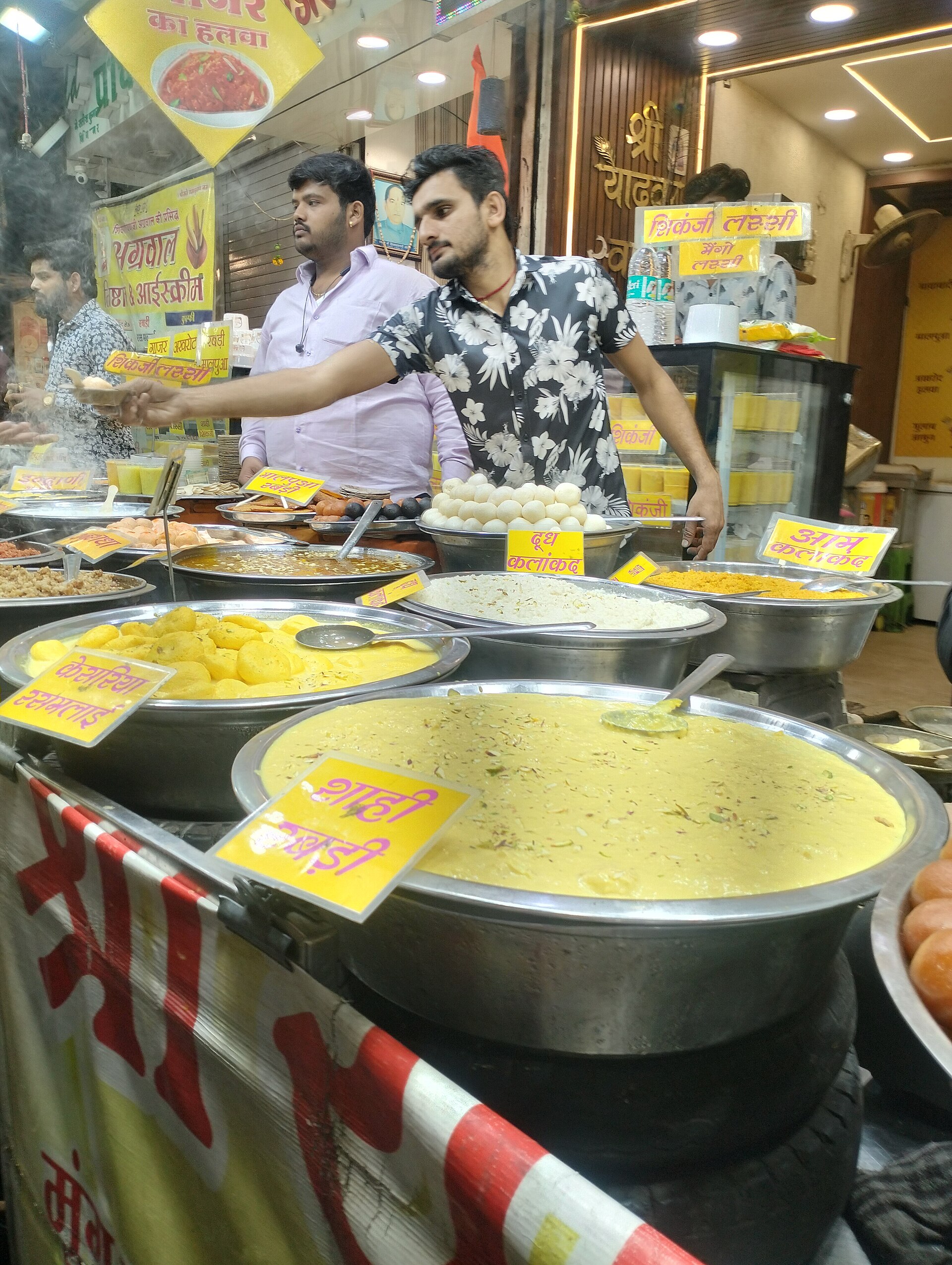 इंदौर के सराफ़ा बाज़ार का एक स्ट्रीट फ़ूड ठिकाना, 18 फ़रवरी 2025 की तस्वीर; इसी बाज़ार के आसपास के व्यापारियों ने बुधवार को अहिल्या चैंबर के बुलावे पर नक़द लेन-देन किया