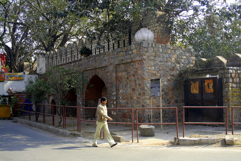 दरियागंज में शाहजहानाबाद की शहरपनाह का बचा हुआ हिस्सा। कॉलेज की पहली कक्षाएँ इसी इलाक़े के एक किराए के बंगले में लगती थीं