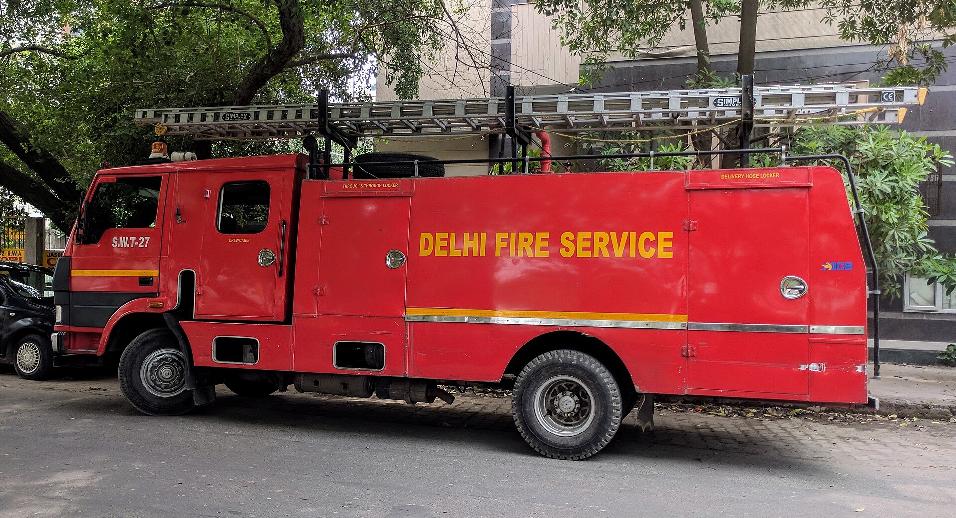 दिल्ली अग्निशमन सेवा की दमकल गाड़ी। नियम 27 में आने वाली इमारत का अग्नि-सुरक्षा प्रमाणपत्र इसी सेवा का निदेशक फ़ॉर्म H में जारी करता है, और 2025 के संशोधन के बाद उसे बनाए रखने के लिए हर साल फ़ॉर्म K जमा होता है।