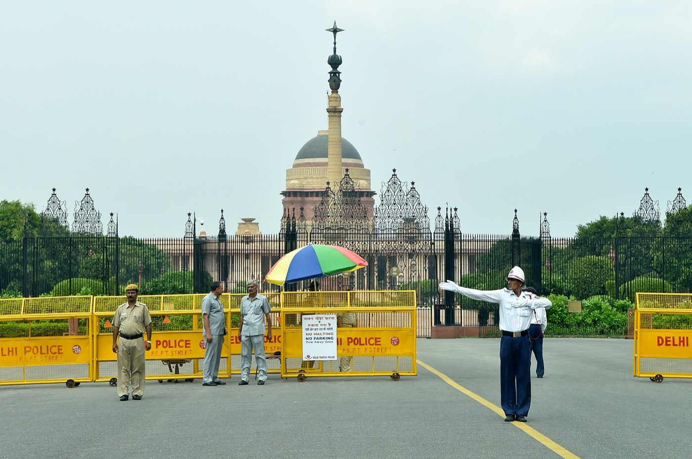नई दिल्ली की रायसीना पहाड़ी पर राष्ट्रपति भवन के सामने एक विदेशी मेहमान के काफ़िले को रास्ता देता यातायात कर्मी, यह तस्वीर 31 जुलाई 2014 की है; परामर्श में गिनाई गई ज़्यादातर सड़कें इसी इलाक़े की हैं