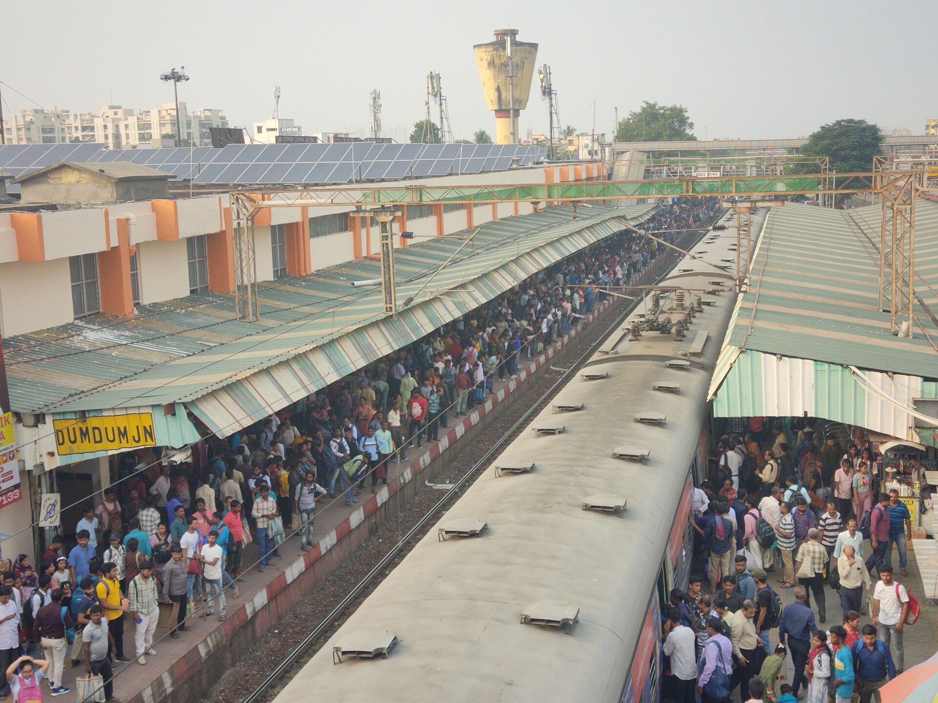 कोलकाता के पास दमदम जंक्शन पर ट्रेन का इंतज़ार करते यात्री, नवंबर 2024 की तस्वीर; शहरी परिवारों की साल-भर वाली यात्राओं में ट्रेन सबसे आगे है