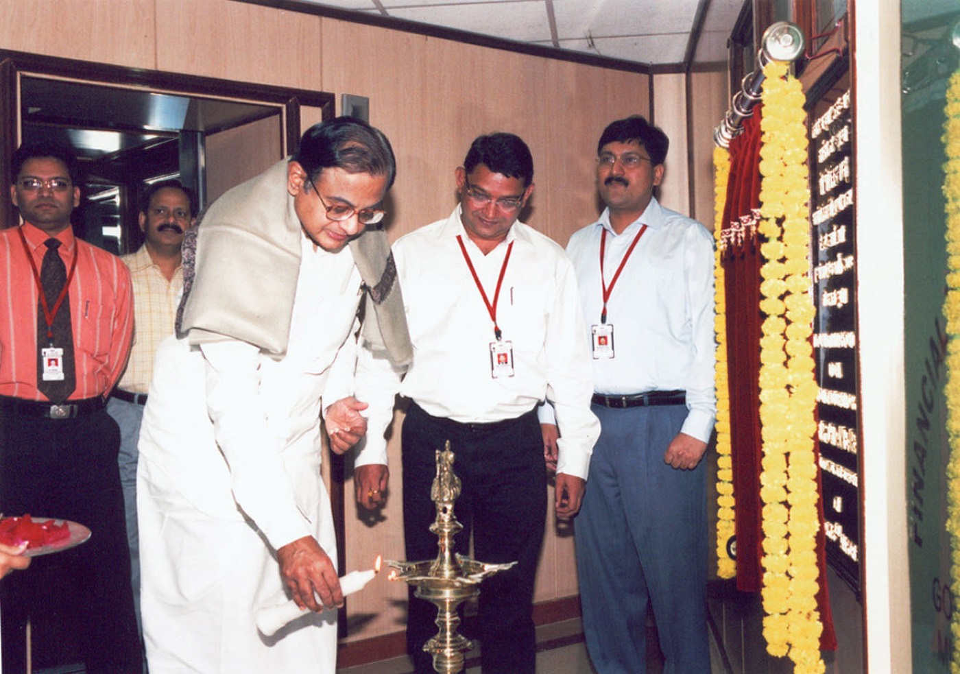 नई दिल्ली में वित्तीय खुफिया इकाई के नए दफ़्तर का उद्घाटन करते तत्कालीन वित्त मंत्री पी. चिदंबरम, 16 मार्च 2006। धारा 13 जिस निदेशक को ये अधिकार देती है, वह इसी इकाई का है