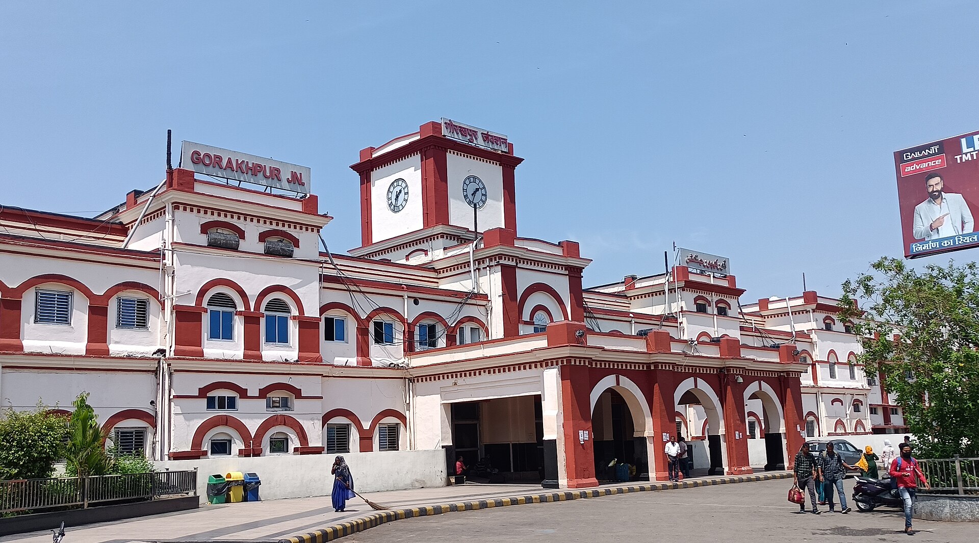 उत्तर-पूर्व रेलवे के गोरखपुर जंक्शन का मुख्य द्वार, मई 2023 की तस्वीर, लखनऊ मंडल के जिन 14 ज़िलों का ज़िक्र ऊपर है उनमें गोरखपुर पहला नाम है
