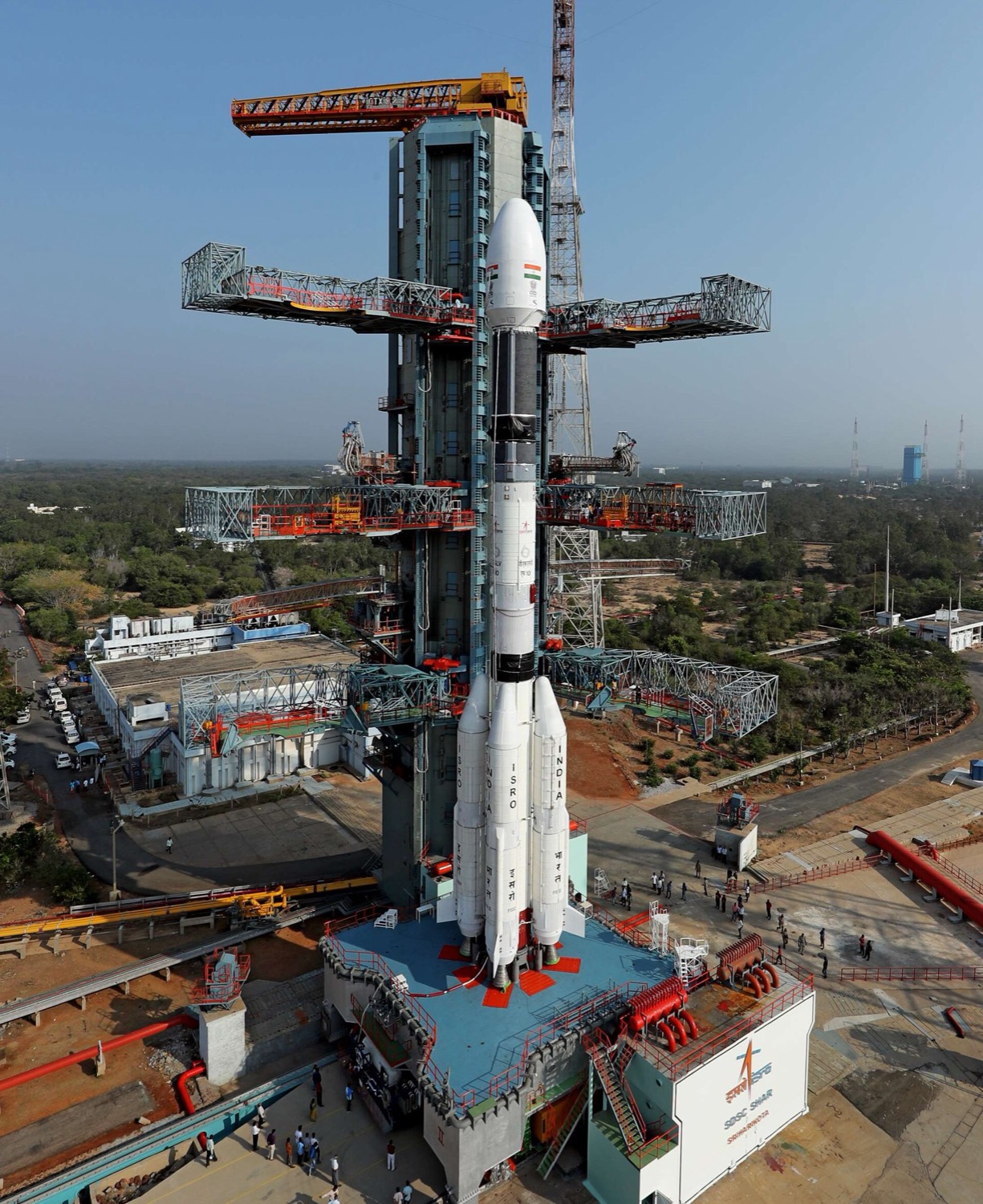 श्रीहरिकोटा के सतीश धवन अंतरिक्ष केंद्र में दूसरे प्रक्षेपण मंच पर खड़ा जीएसएलवी रॉकेट, नीचे पैमाने के लिए खड़े लोग दिख रहे हैं