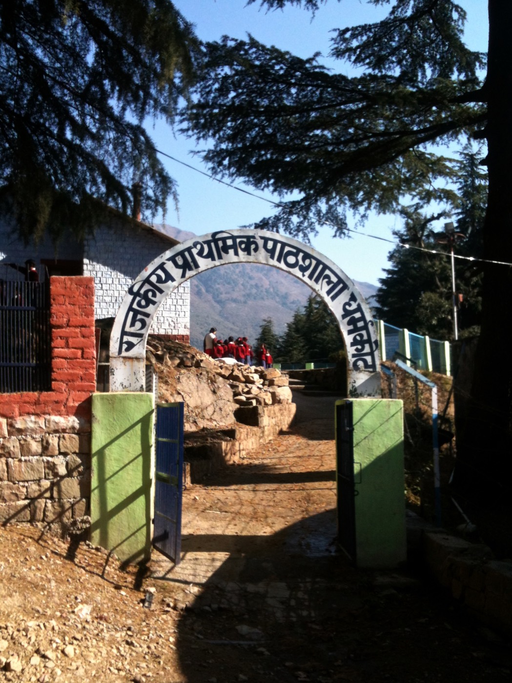 हिमाचल प्रदेश के धरमकोट की राजकीय प्राथमिक पाठशाला, दिसंबर 2011 की तस्वीर। एफ़एलएनएटी की परीक्षा ऐसे ही सरकारी स्कूलों में होती है