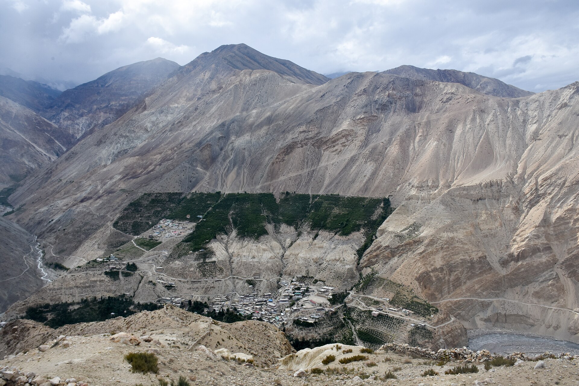 हिमाचल प्रदेश के किन्नौर में एक पहाड़ी सड़क। सड़क की 111 परियोजनाओं पर 2,481.93 करोड़ रुपये मंज़ूर हुए हैं