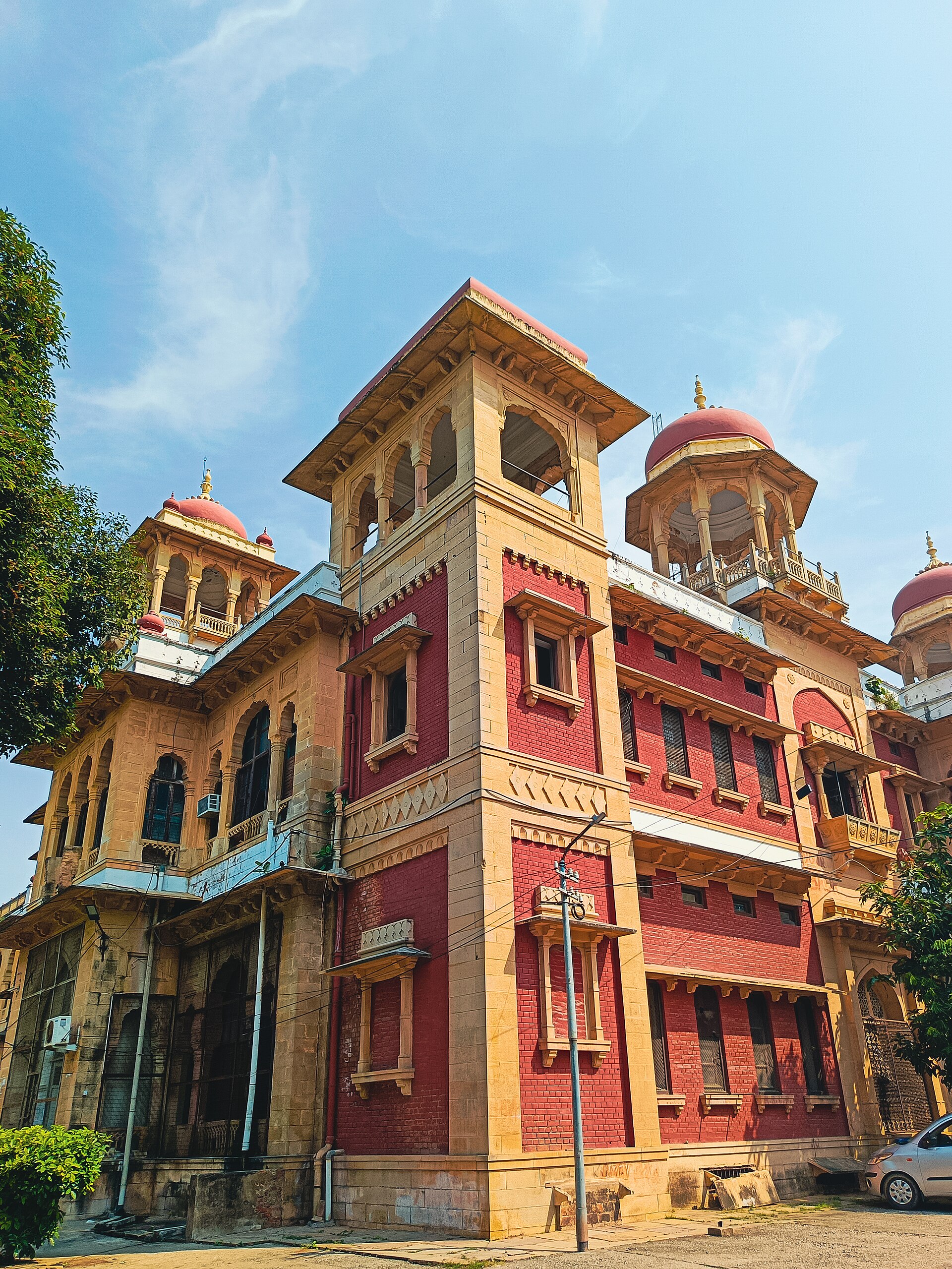 इलाहाबाद विश्वविद्यालय की पुरानी इमारत। सुभद्रा कुमारी चौहान ने यहीं के क्रॉस्थवेट स्कूल में पढ़ाई की