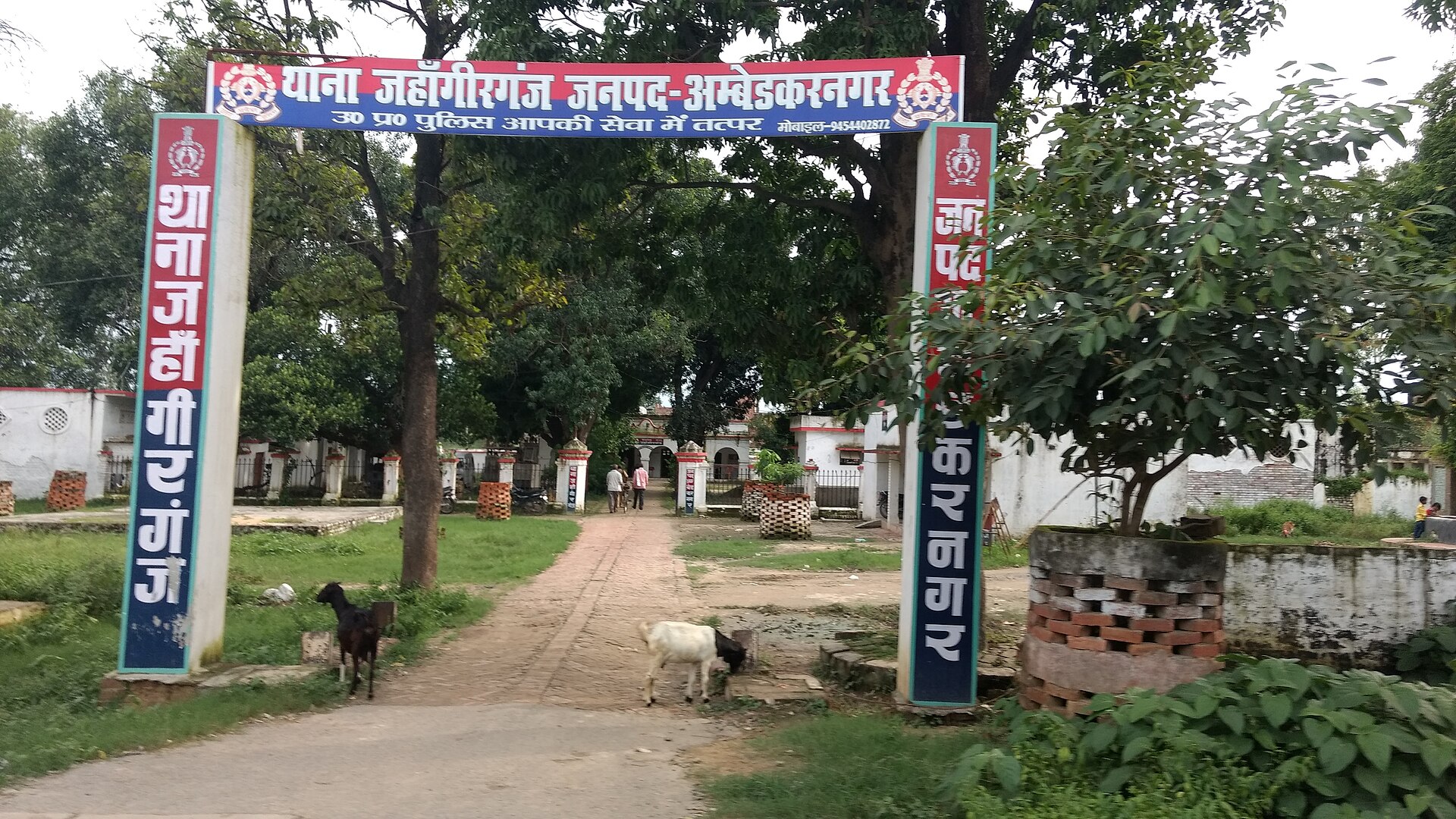 अंबेडकर नगर के थाना जहाँगीरगंज का फाटक और उस पर टँगा नामपट्ट, अगस्त 2016 की तस्वीर। बीट सूचना ऐसे ही थाने के रजिस्टर में दर्ज होती है, और उस पर न मुक़दमा बनता है न सुनवाई होती है