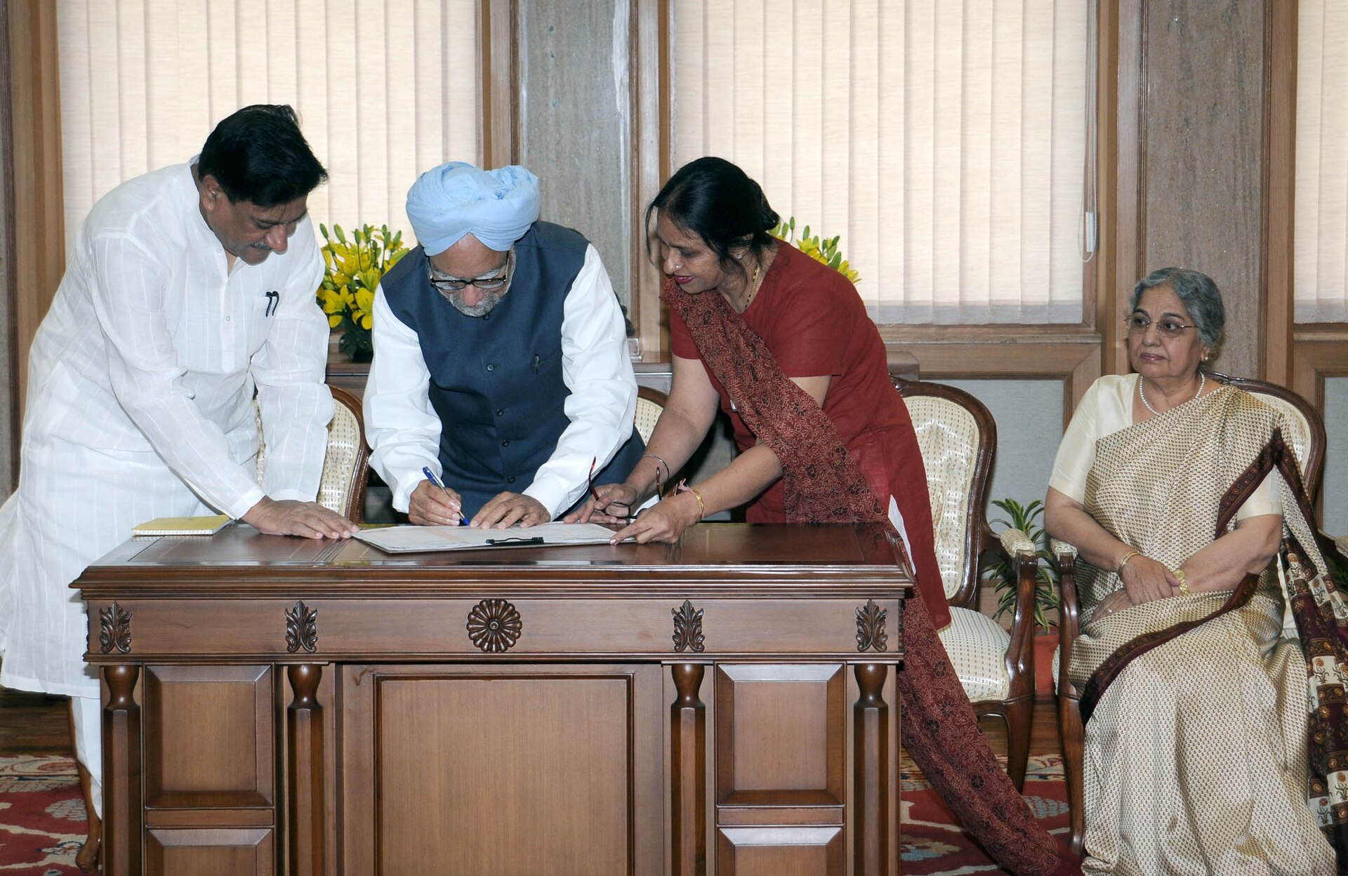 यह जनगणना 2011 का पंजीकरण है, दिल्ली के एसआईआर की घोषणा नहीं; 2010 की इस तस्वीर में पूर्व प्रधानमंत्री मनमोहन सिंह का ब्योरा काग़ज़ी रजिस्टर में हाथ से भरा जा रहा है, ठीक वैसे ही जैसे यहाँ एपिक नंबर भरे जाते हैं