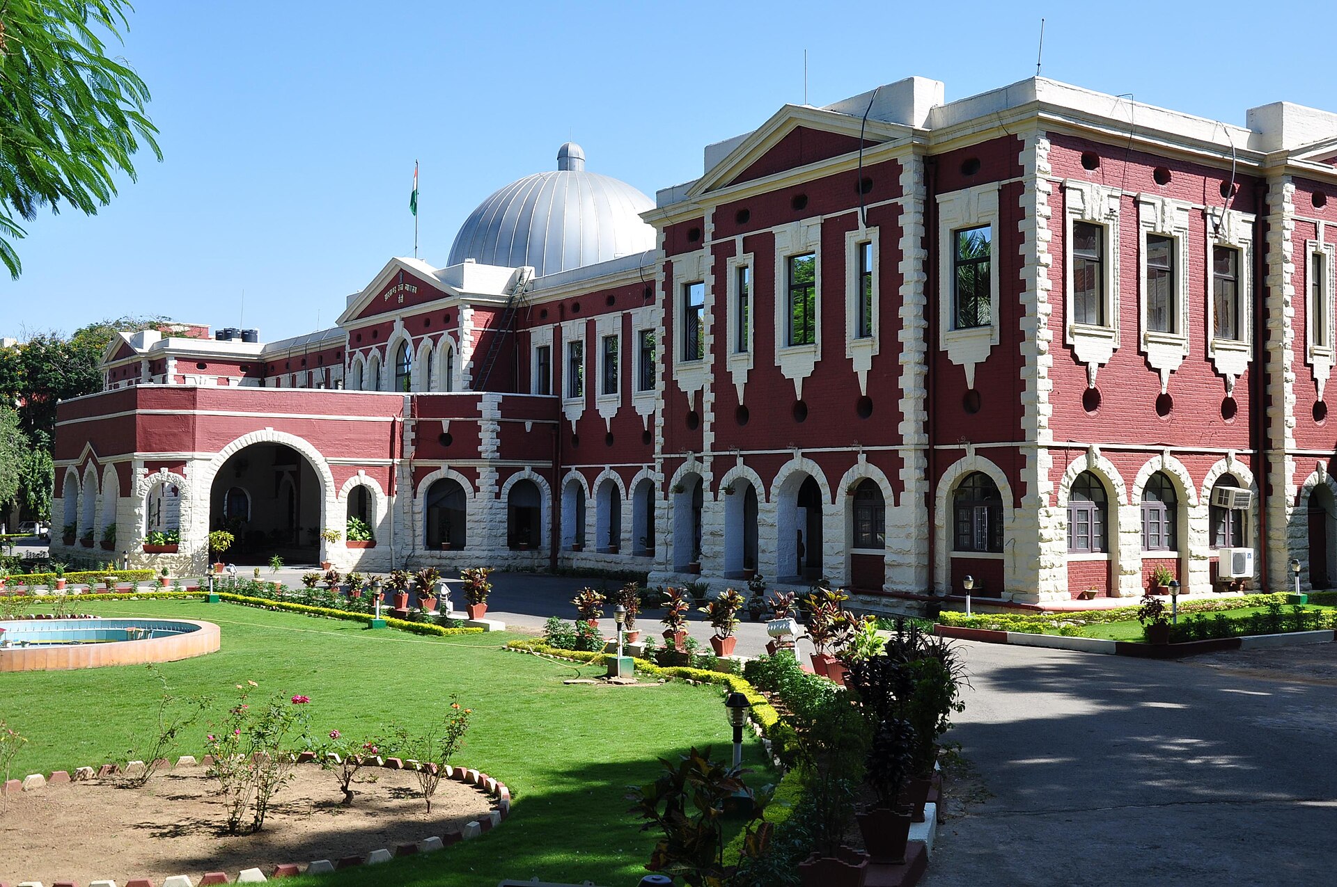 झारखंड हाई कोर्ट, राँची, 2010; यहाँ की सातों ख़ाली स्थायी कुर्सियाँ इसी हफ़्ते तीन नई नियुक्तियों से भरीं, कर्नाटक के उलट जहाँ तीनों नियुक्तियाँ अपर जज की हुईं।