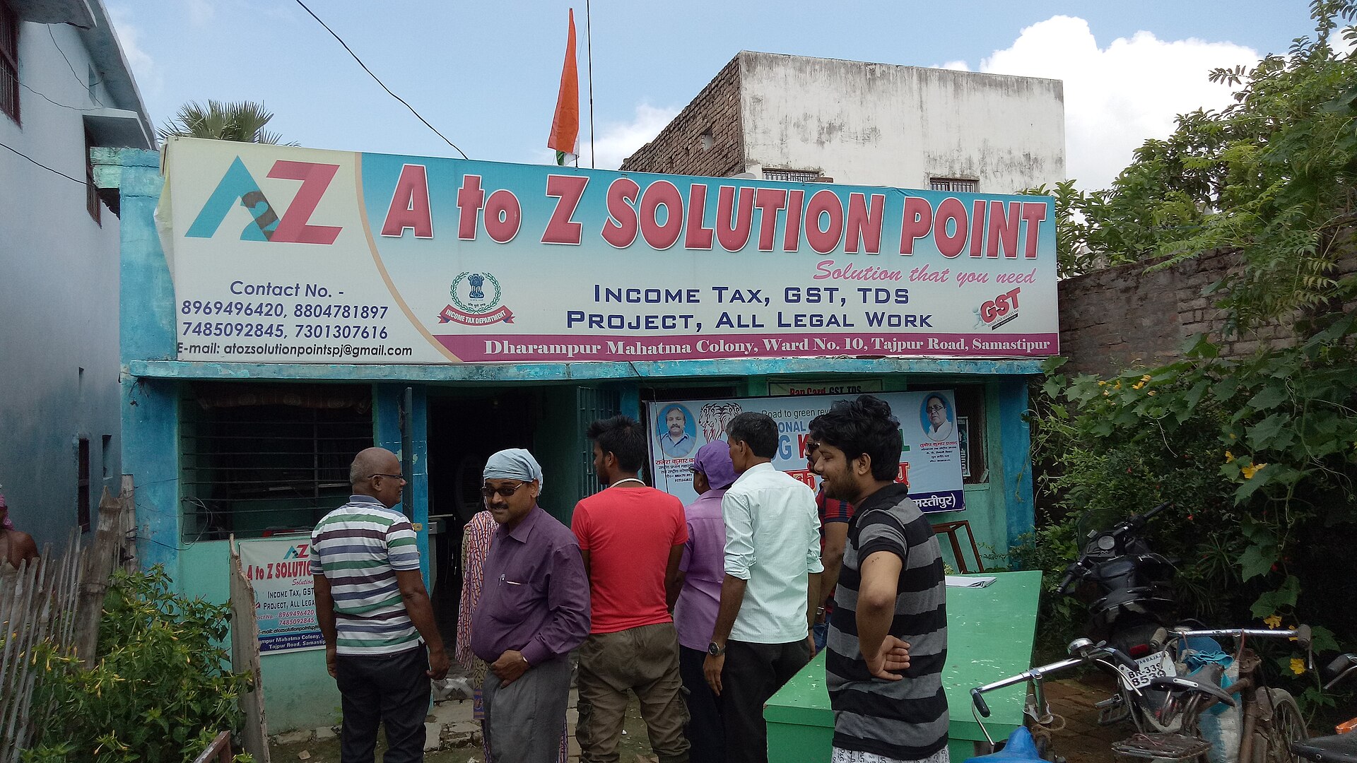 बिहार के समस्तीपुर में आयकर और जीएसटी का काम करने वाली एक दुकान, अगस्त 2018 की तस्वीर; ग़ैर-कॉरपोरेट करदाता की किस्त का हिसाब अक्सर ऐसे ही काउंटरों पर बनता है