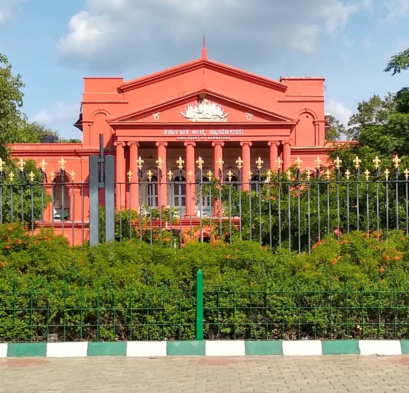 बेंगलुरु में कर्नाटक हाई कोर्ट की इमारत अट्टारा कचेरी, 2019 की तस्वीर, जहाँ 351 पन्नों के उस फ़ैसले से X की याचिका ख़ारिज हुई थी