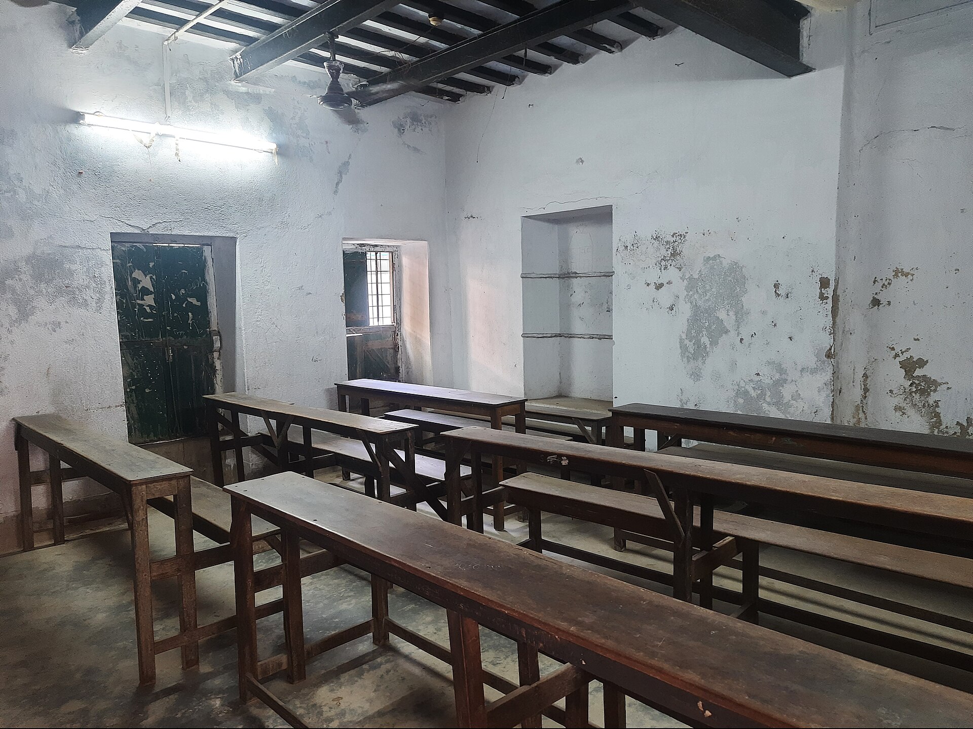 कोलकाता के बैद्यपाड़ा गर्ल्स हाई स्कूल की एक ख़ाली कक्षा, दिसंबर 2020 की तस्वीर; यह ओडिशा के किसी स्कूल की नहीं है, पर सुधार-पर्चियां ऐसी ही कक्षाओं में पहुंचती हैं