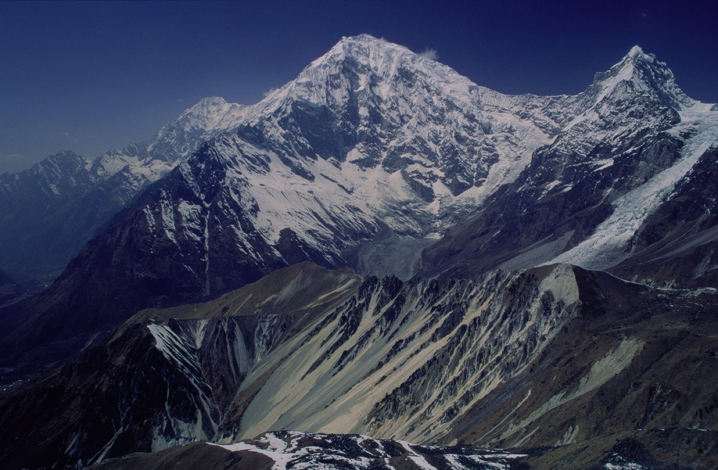 त्सेर्गो री से दिखता लांगतांग लिरुंग और उसके नीचे उतरता हिमनद। यह तस्वीर 2000 की है; 26 अगस्त को इसी पहाड़ पर 5,200 से 5,400 मीटर की ऊँचाई से बर्फ़ और चट्टान का टुकड़ा टूटकर गिरा