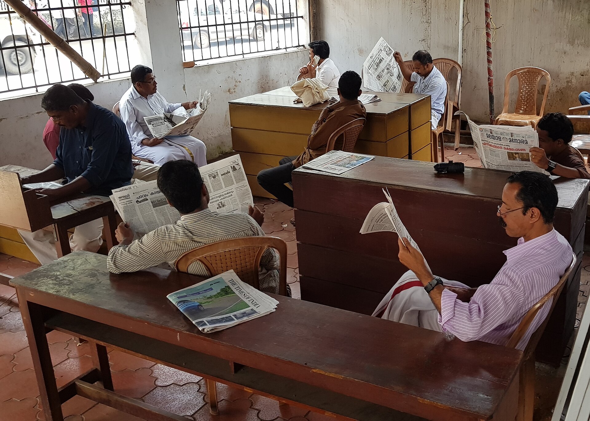 कन्नूर के ज़िला केंद्रीय पुस्तकालय का वाचनालय। प्रतियोगी परीक्षाओं की तैयारी में साल लगते हैं और उन सालों में उम्मीदवार कमाता नहीं