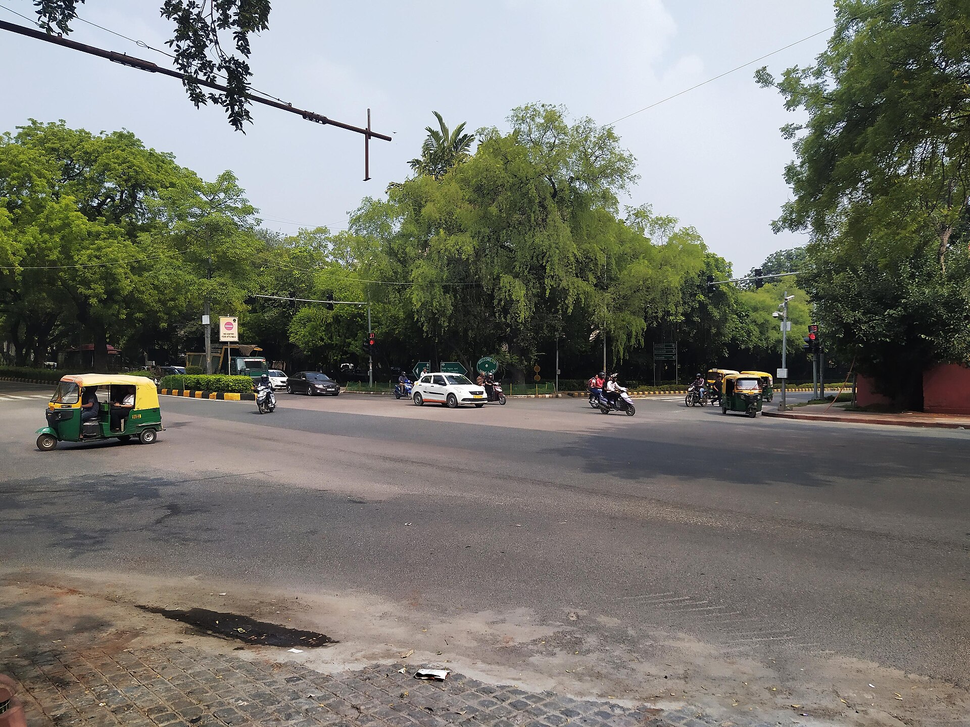 लोधी रोड का एक चौराहा, जुलाई 2023 की तस्वीर; 13 सितंबर की तालिका में क्रमांक 13 से 16 तक चारों बिंदु इसी सड़क के चौराहे हैं, जहाँ गाड़ी को मुड़ने नहीं, सीधे निकलने को कहा गया था
