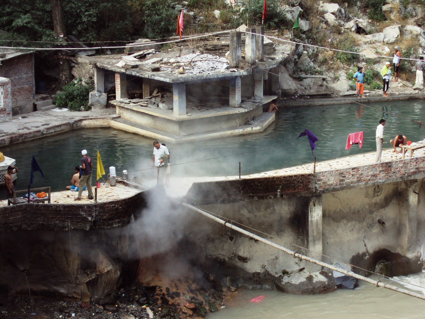 हिमाचल प्रदेश के मणिकरण में ज़मीन से निकलती भाप और गर्म पानी के कुंड, पार्वती नदी के किनारे