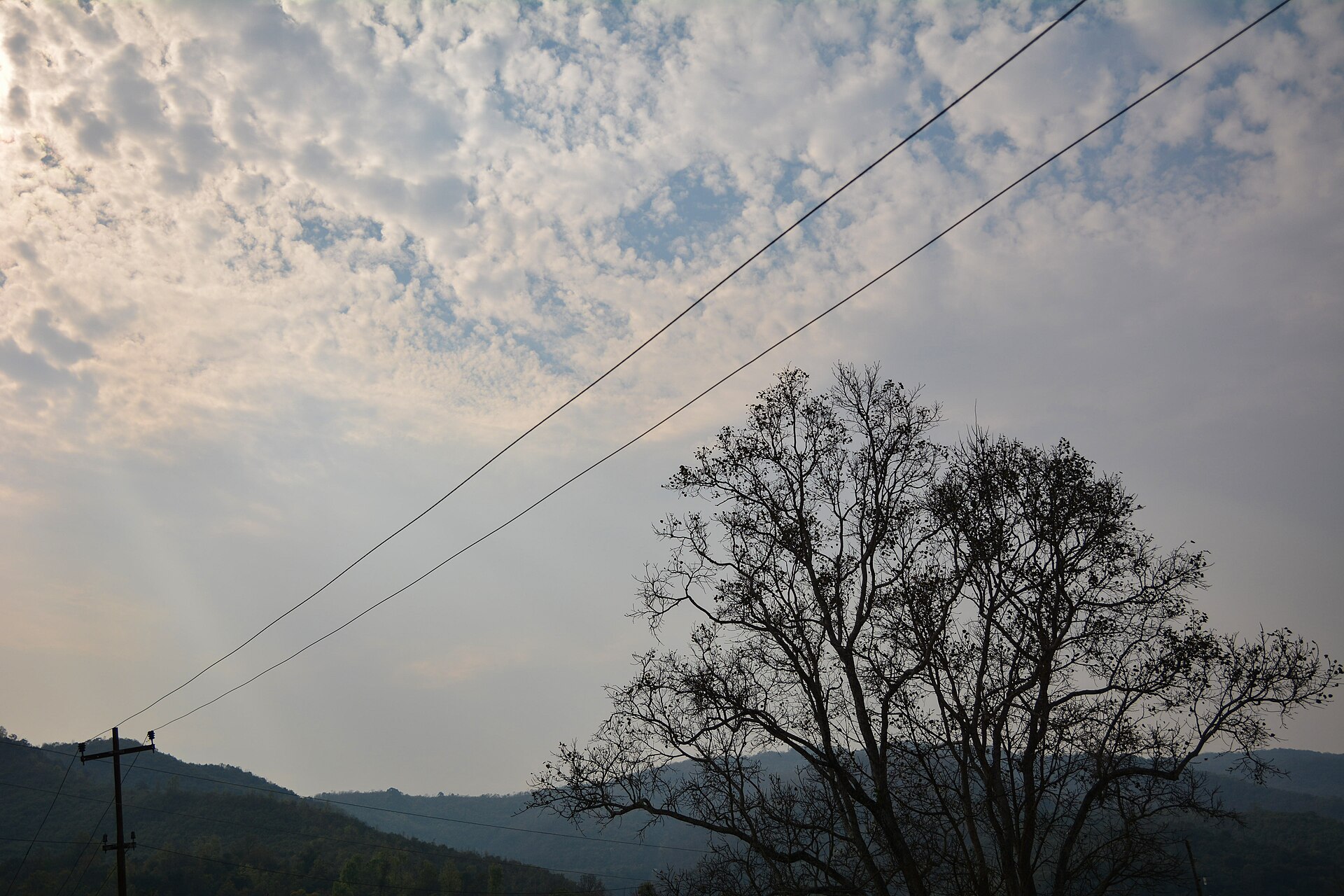 मणिपुर के आंद्रो गाँव के पास का इलाक़ा। संघर्ष के बाद लाखों लोग अपने दर्ज पते पर नहीं हैं