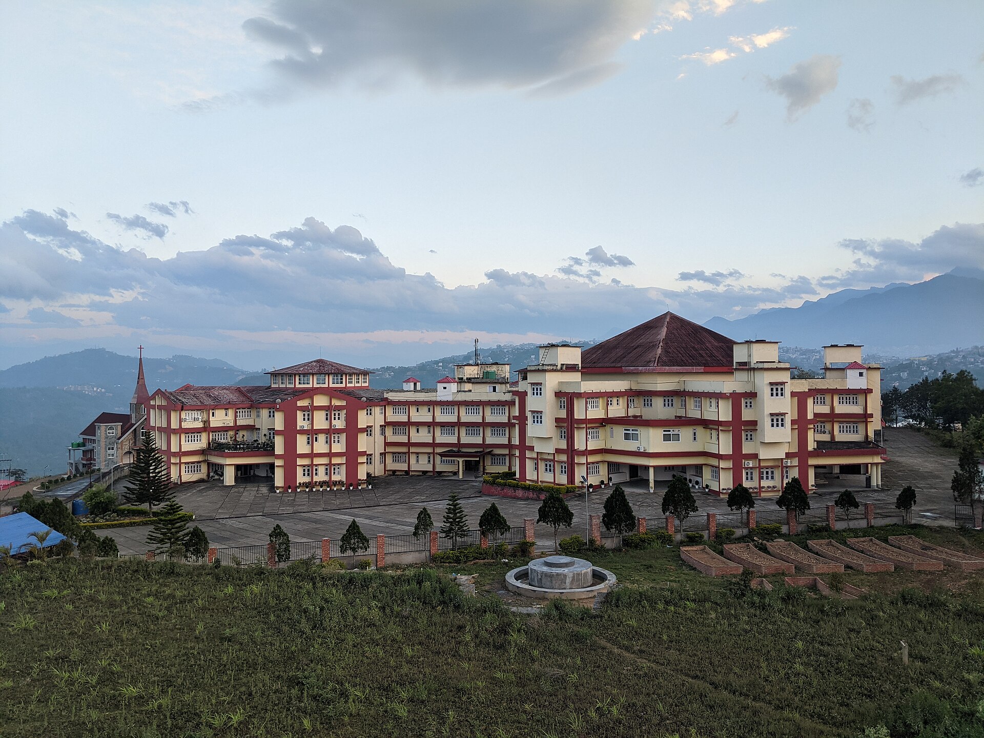 कोहिमा में नागालैंड विधानसभा भवन, मई 2023 की तस्वीर; यहीं 27 अगस्त 2024 को शराबबंदी क़ानून पर खुली चर्चा हुई थी