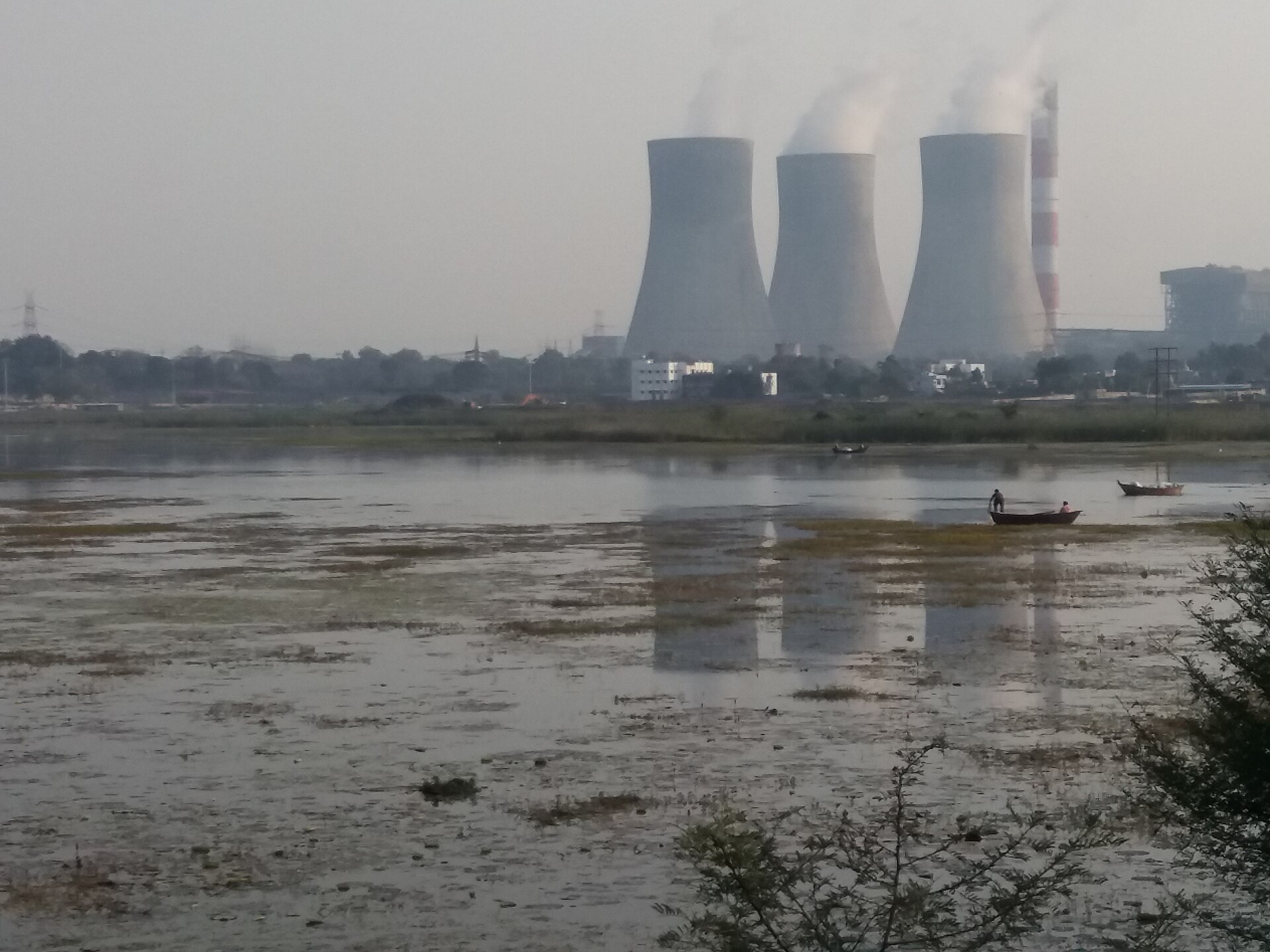 महाराष्ट्र के नागपुर के पास एक ताप बिजलीघर, जनवरी 2020 की तस्वीर; बैंकों से मंज़ूर परियोजनाओं में बिजली क्षेत्र सबसे आगे है, और महाराष्ट्र ख़ुद सूची में पहले नंबर पर