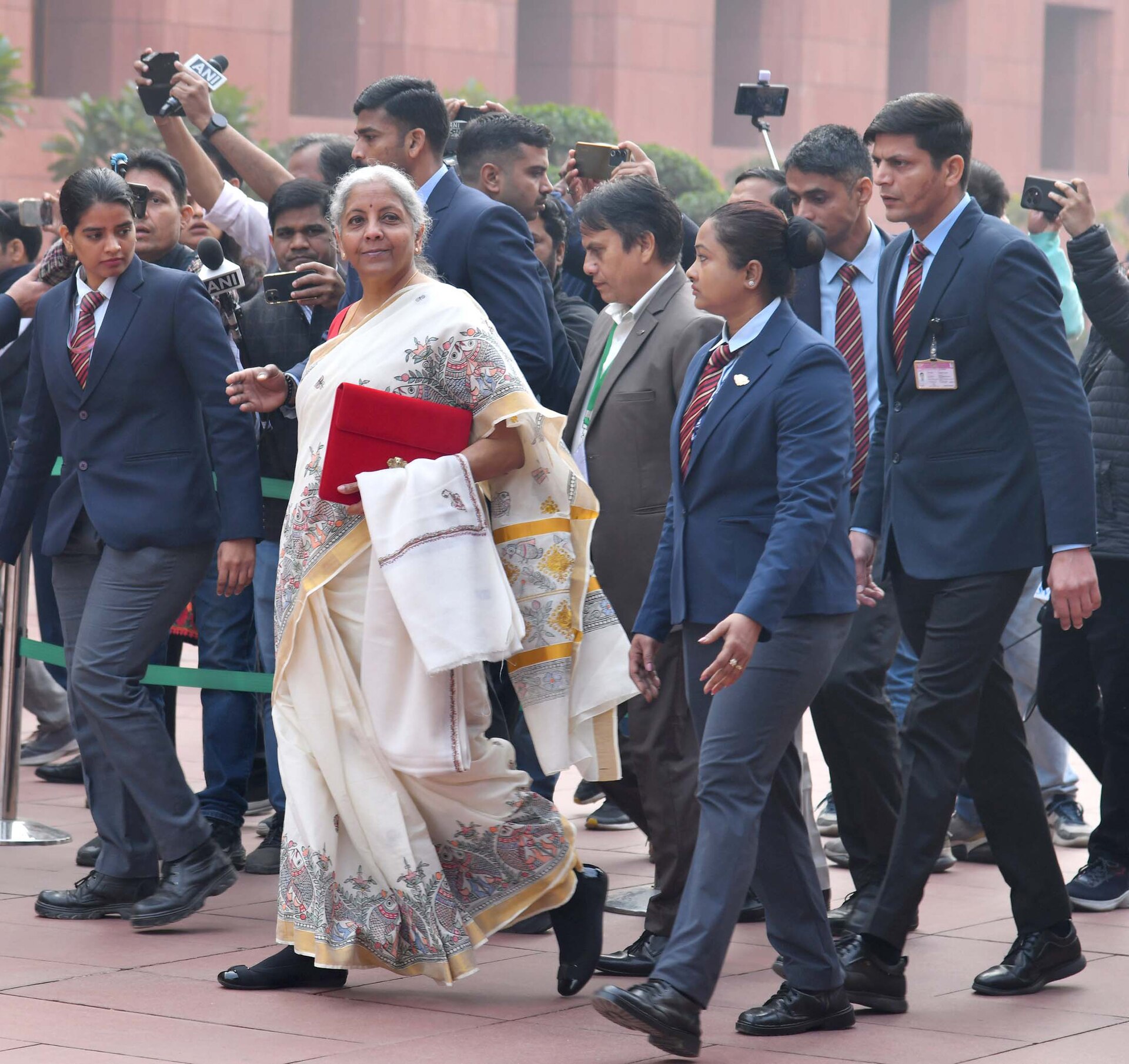 यह तस्वीर फ़रवरी 2025 की है, जब वित्त मंत्री निर्मला सीतारमण बजट 2025-26 पेश करने संसद पहुंची थीं; बजट का सार हर साल इसी मौक़े पर जारी होने वाले दस्तावेज़ों में एक है