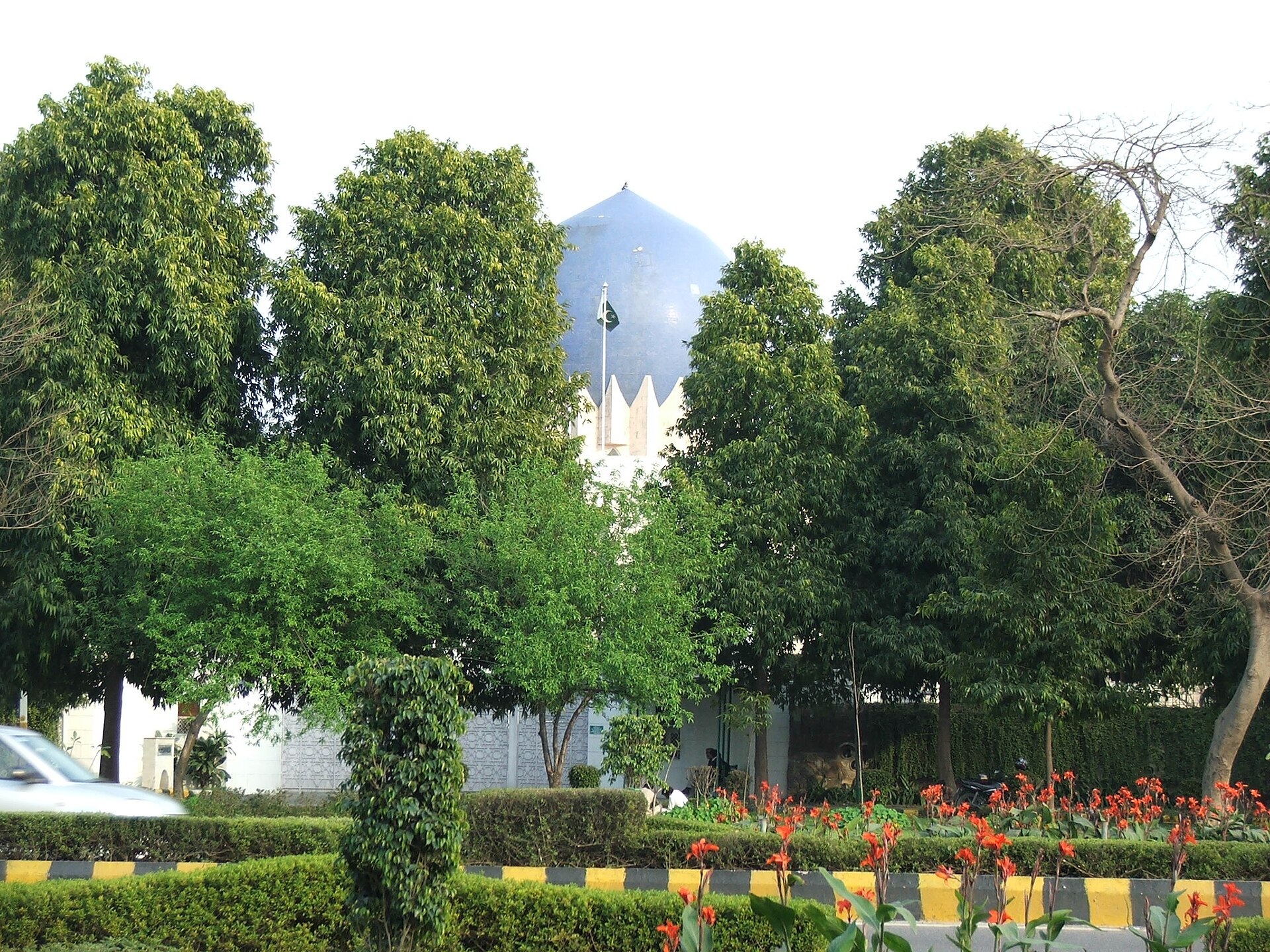 नई दिल्ली में पाकिस्तान उच्चायोग का गुंबद और उस पर लगा झंडा, फ़रवरी 2011 की तस्वीर; इस्लामाबाद की विज्ञप्ति के मुताबिक़ जवाबी विरोध यहीं से भारत के विदेश मंत्रालय तक जाना था