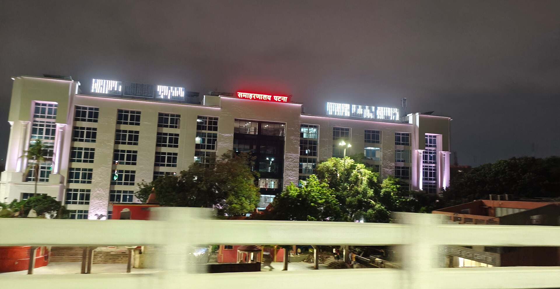 पटना ज़िला कलेक्ट्रेट की इमारत, अगस्त 2026 की तस्वीर; बिहार के मुख्य निर्वाचन अधिकारी का दफ़्तर इसी प्रशासनिक तंत्र का हिस्सा है, जिसने अदालत के आदेश के बाद 65 लाख बाहर हुए मतदाताओं की सूची वेबसाइट पर डाली