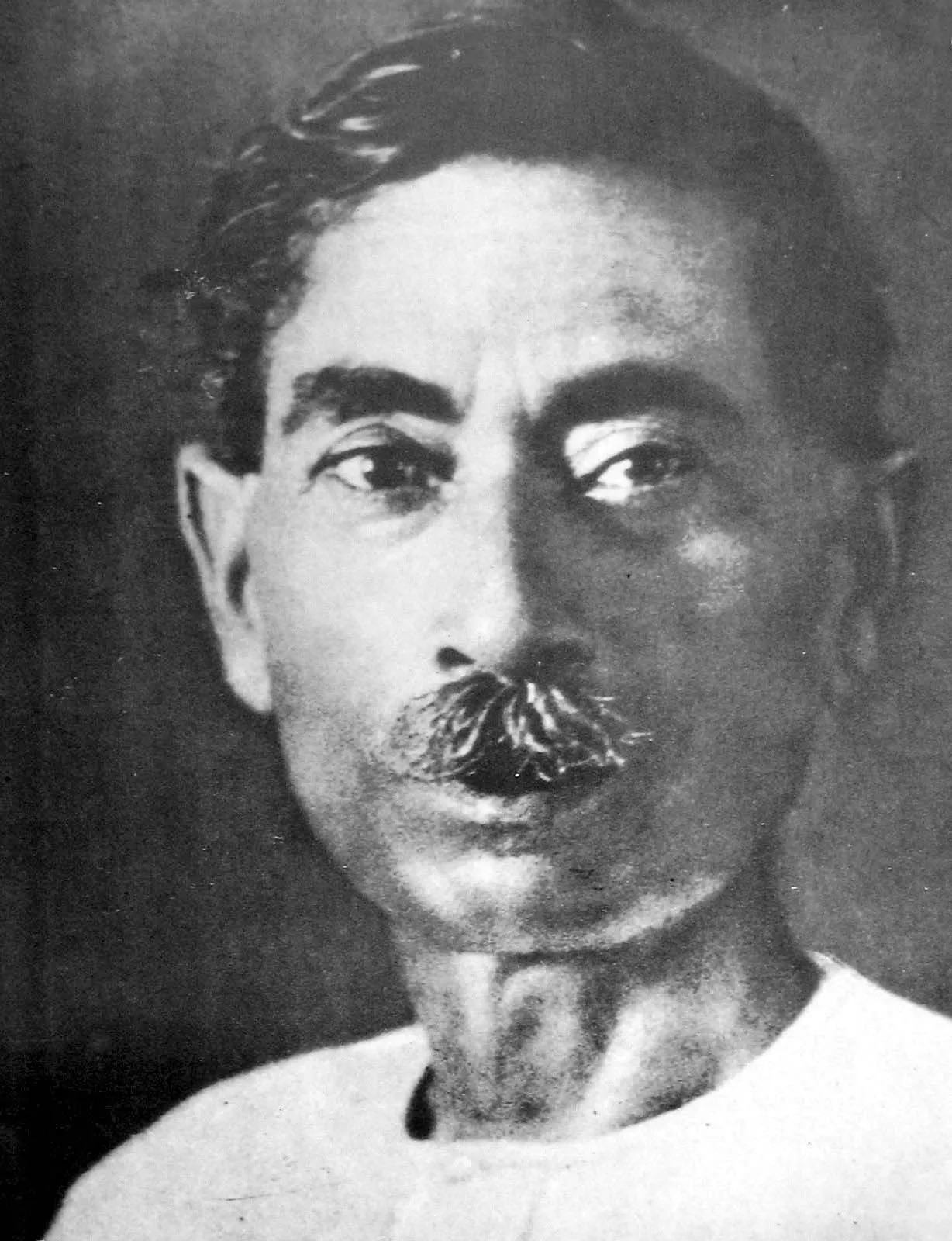 प्रेमचंद की एक स्टूडियो तस्वीर, कंधे तक का चित्र, सादी पृष्ठभूमि, 1936 में उनकी मृत्यु से पहले की; उनकी कहानी 'सौत' उसी पत्रिका में छपी थी जिसने निराला की 'जूही की कली' लौटा दी