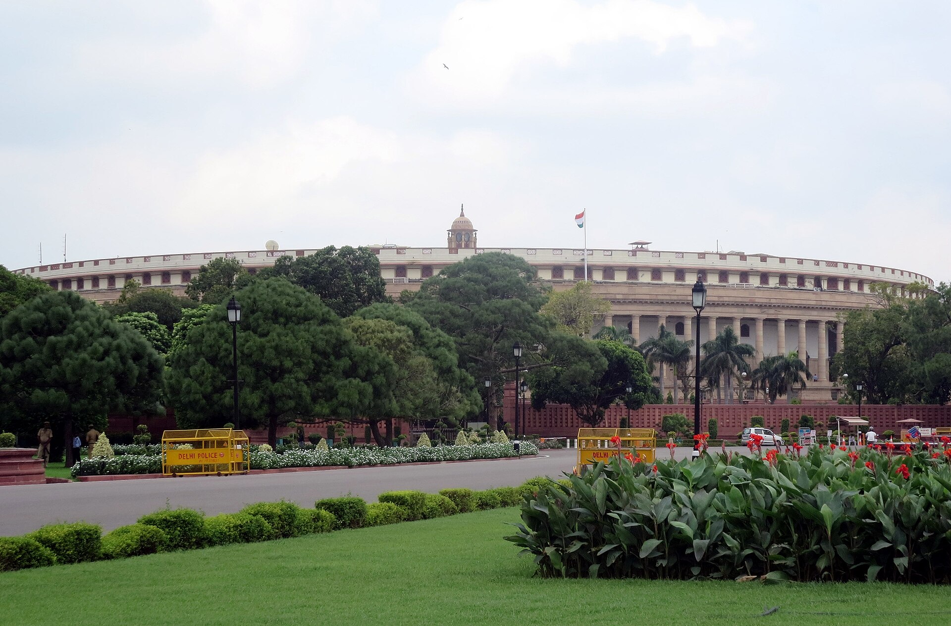 नई दिल्ली में पुराना संसद भवन और सामने की सड़क पर लगे दिल्ली पुलिस के अवरोधक, यह तस्वीर 5 सितंबर 2014 की है; 13 दिसंबर 2001 का हमला इसी गोलाकार इमारत के अहाते में हुआ था