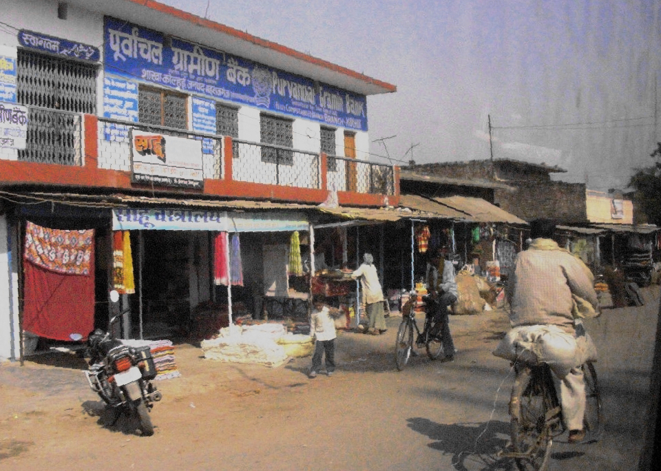 महराजगंज ज़िले के कोल्हुई बाज़ार में पूर्वांचल ग्रामीण बैंक की शाखा, नवंबर 2007 की तस्वीर। इस शाखा का भी लेख के किसी मामले से संबंध नहीं है, और पहला क़दम ऐसे ही किसी काउंटर पर लिखित जानकारी माँगने से उठता है