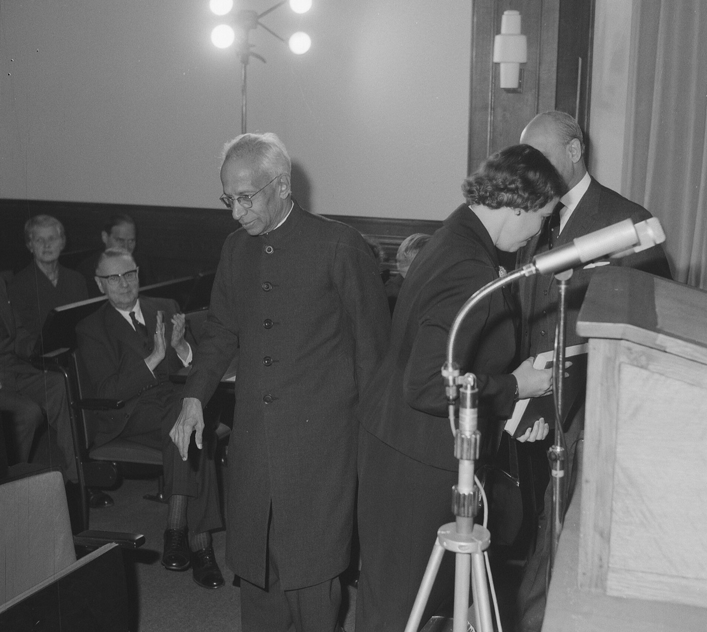 ऐम्स्टर्डम के ट्रोपेनम्यूज़ियम में राधाकृष्णन, अक्टूबर 1961