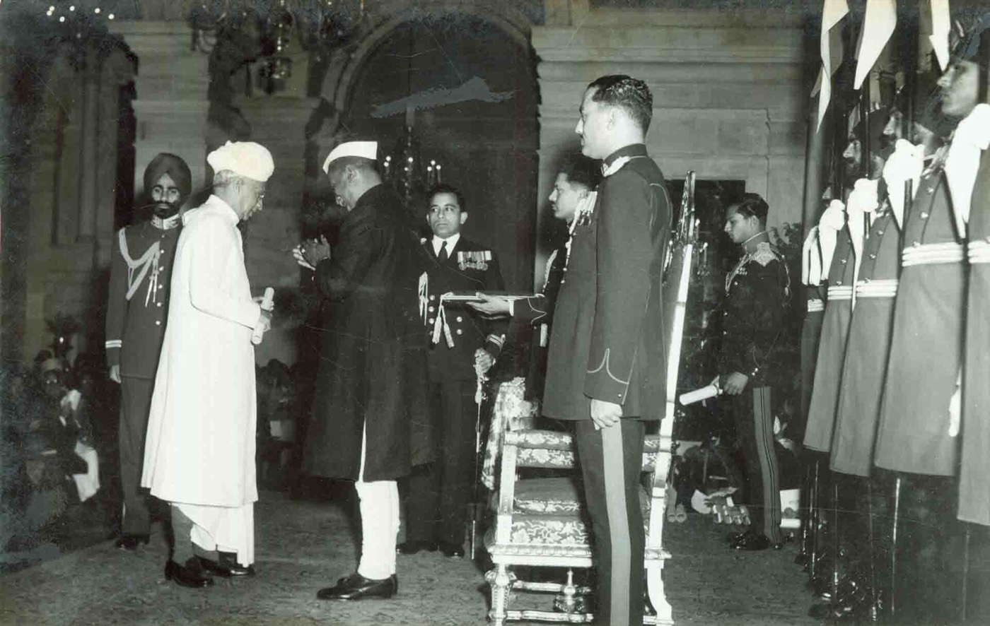 राष्ट्रपति राजेंद्र प्रसाद से भारत रत्न लेते सर्वपल्ली राधाकृष्णन, राष्ट्रपति भवन में