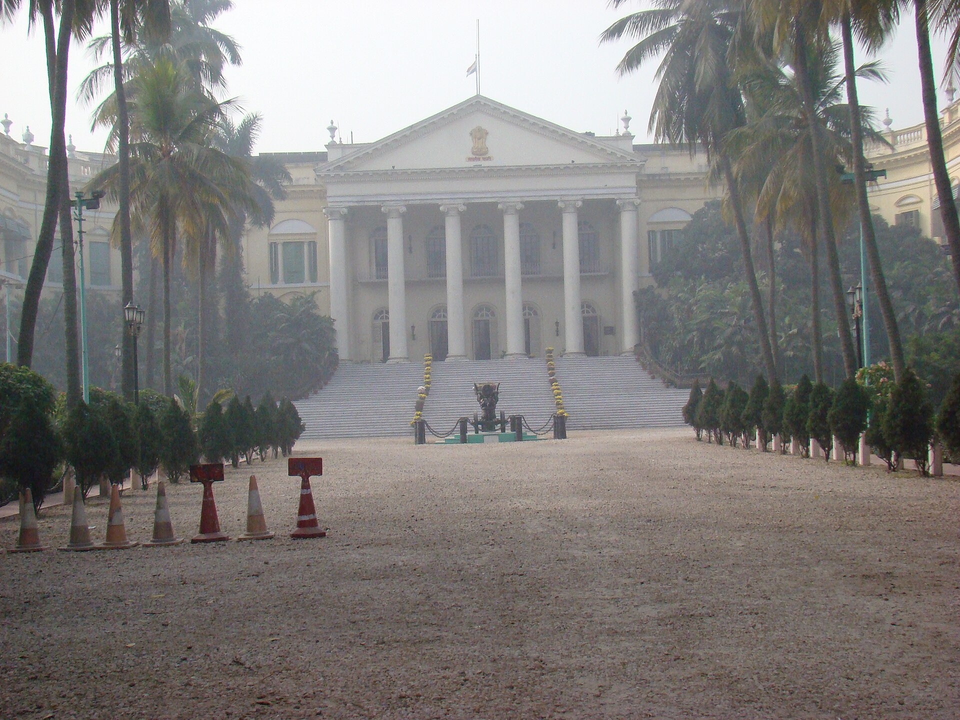 कोलकाता का राजभवन, 2007 की तस्वीर। आयोग ने लिखा कि कार्यकाल पूरा होने से पहले राज्यपालों के "बार-बार हटाए और बदले जाने" से इस पद की प्रतिष्ठा घटी है