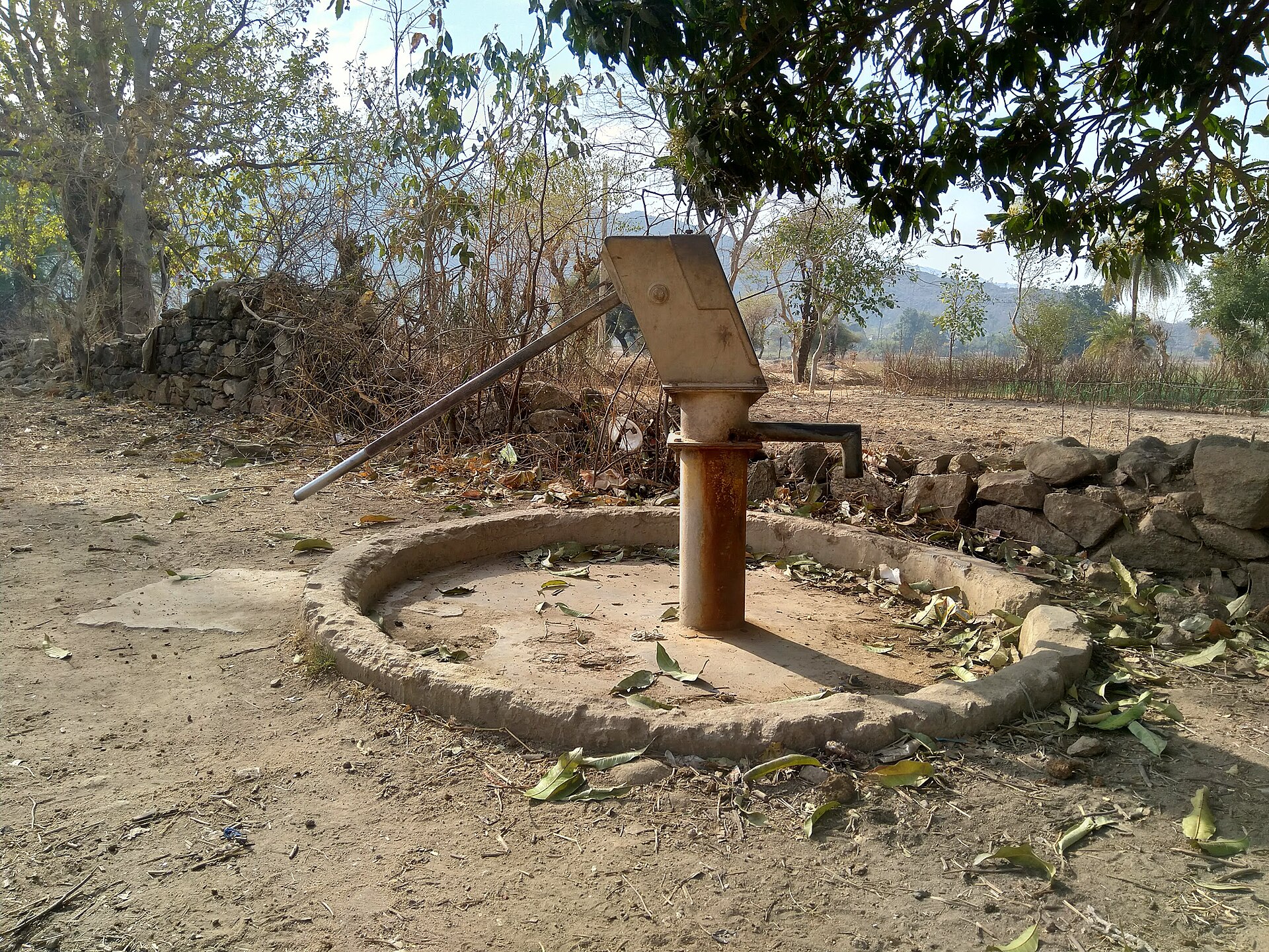 उदयपुर ज़िले के कोटड़ा तहसील के झांझर गांव में एक इंडिया मार्क टू हैंडपंप, फ़रवरी 2019 की तस्वीर; ऊपर के ब्लॉक-वार वर्गीकरण में हर इकाई के भीतर पानी असल में ऐसे ही निकलता है, गांव के हैंडपंप और कुओं से
