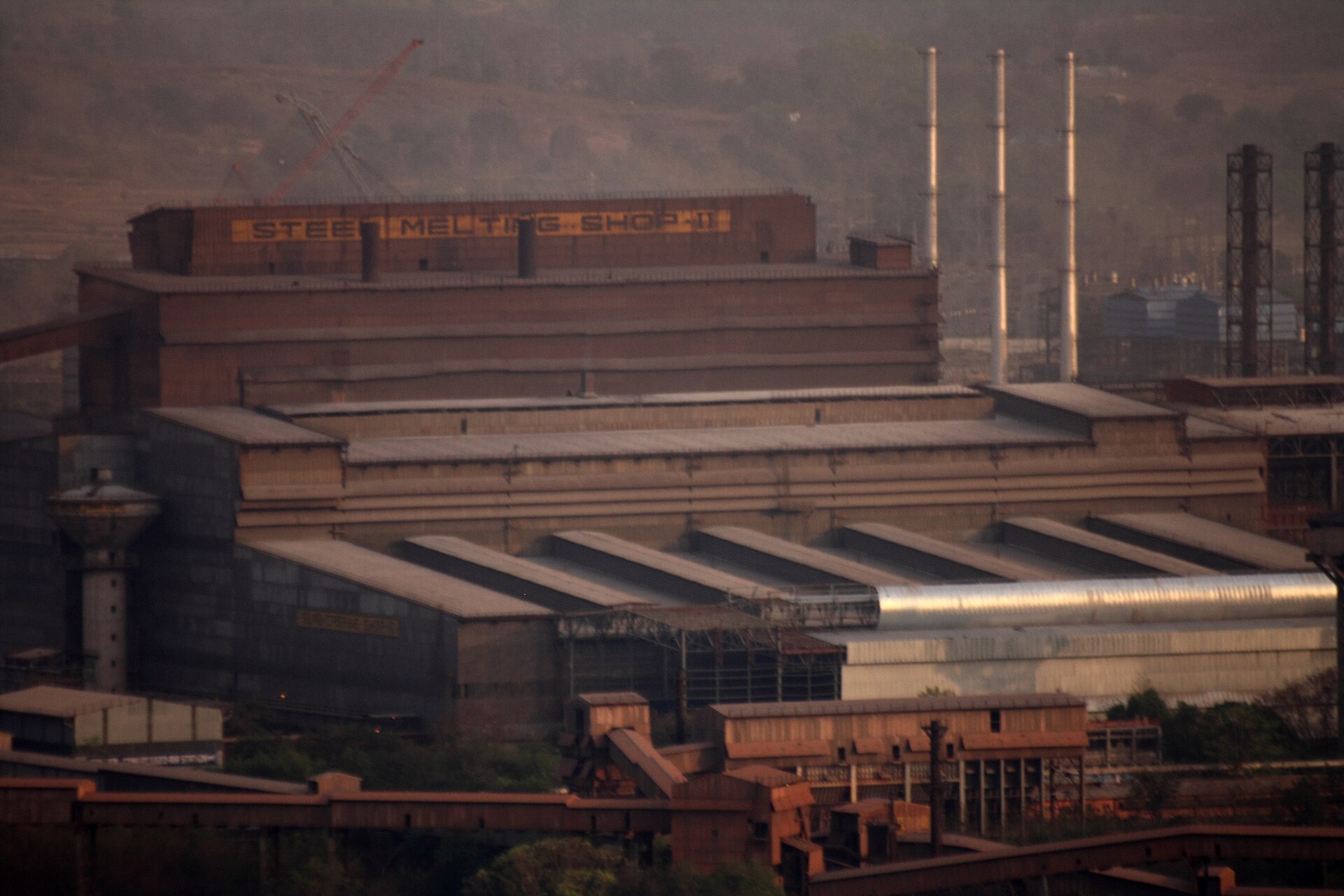 ओडिशा में राउरकेला इस्पात संयंत्र का स्टील मेल्टिंग शॉप, 2011 की तस्वीर, उसी उद्योग का जिसके सोलह उत्पाद वर्गों पर अनुलग्नक 2-B ने देश-विशिष्ट कोटा तय किया है