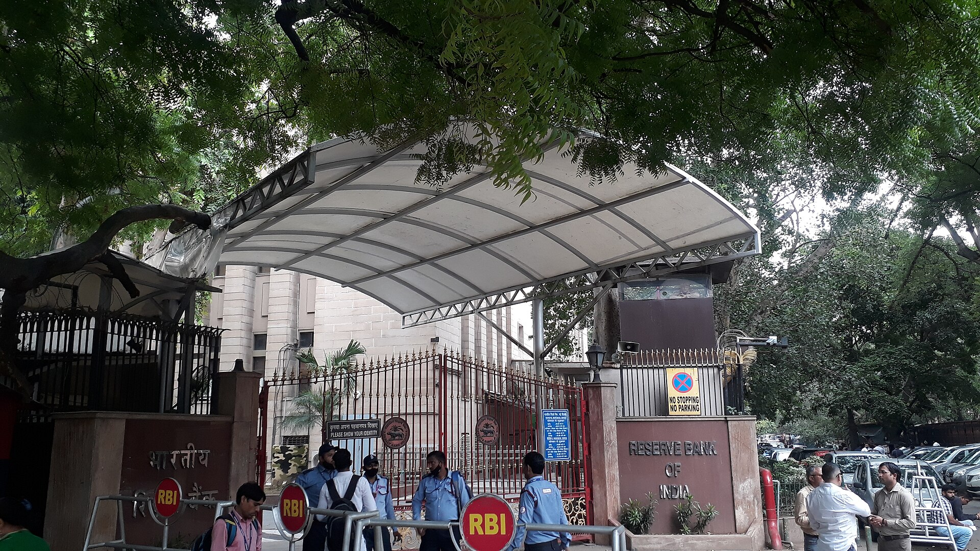 नई दिल्ली में भारतीय रिज़र्व बैंक के दफ़्तर का द्वार और उस पर लगी नामपट्टी, अगस्त 2022 की तस्वीर; ग्राहक की देनदारी की सीमा तय करने वाले निदेश इसी बैंक के हैं और वे अनधिकृत लेनदेन के लिए लिखे गए हैं