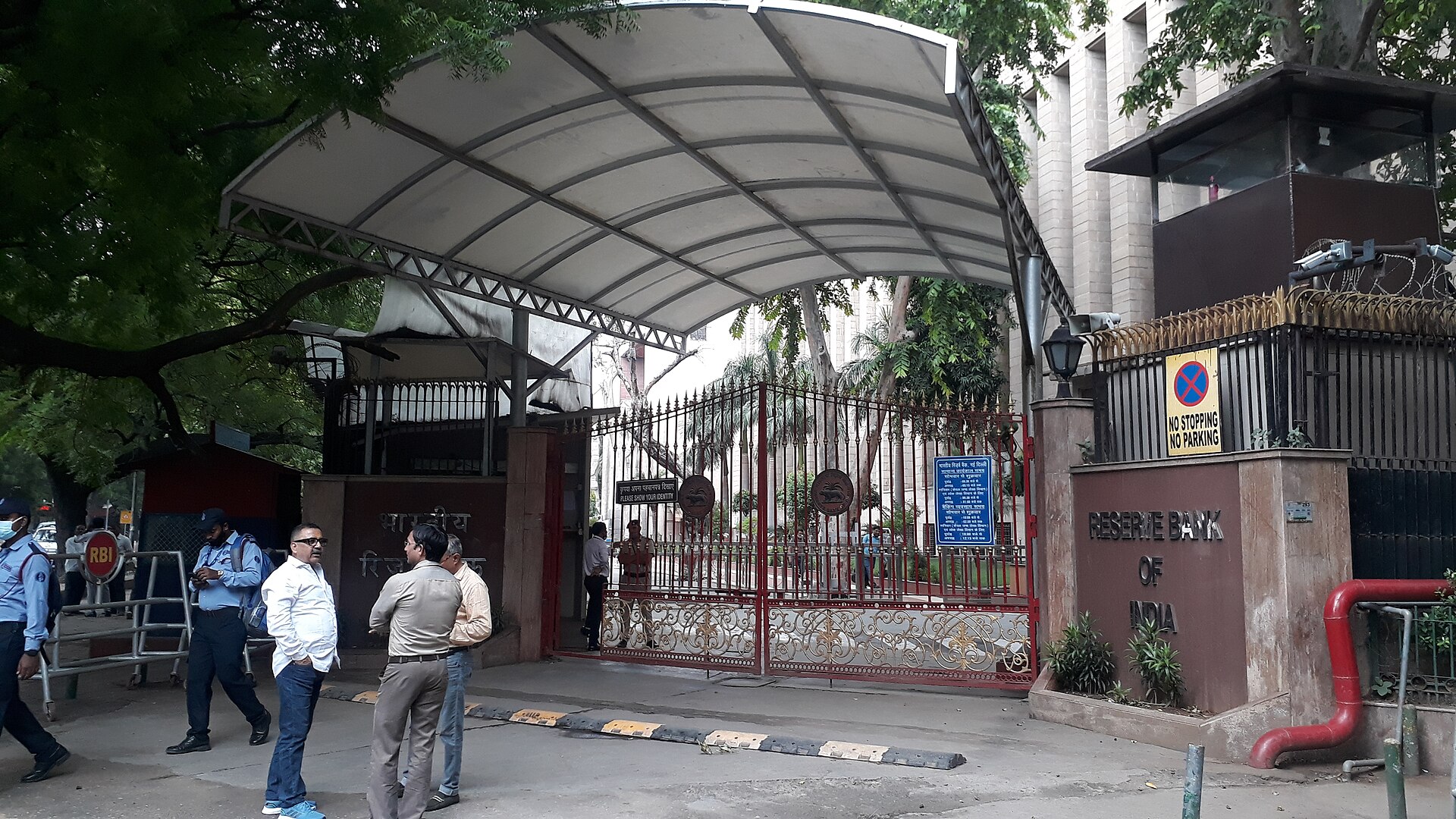 नई दिल्ली के संसद मार्ग पर भारतीय रिज़र्व बैंक के क्षेत्रीय कार्यालय का गेट, अगस्त 2022 की तस्वीर; चार परतों वाला वह ढाँचा और उसका पैरा 3.2.3 (l) इसी बैंक के परिपत्र से आते हैं