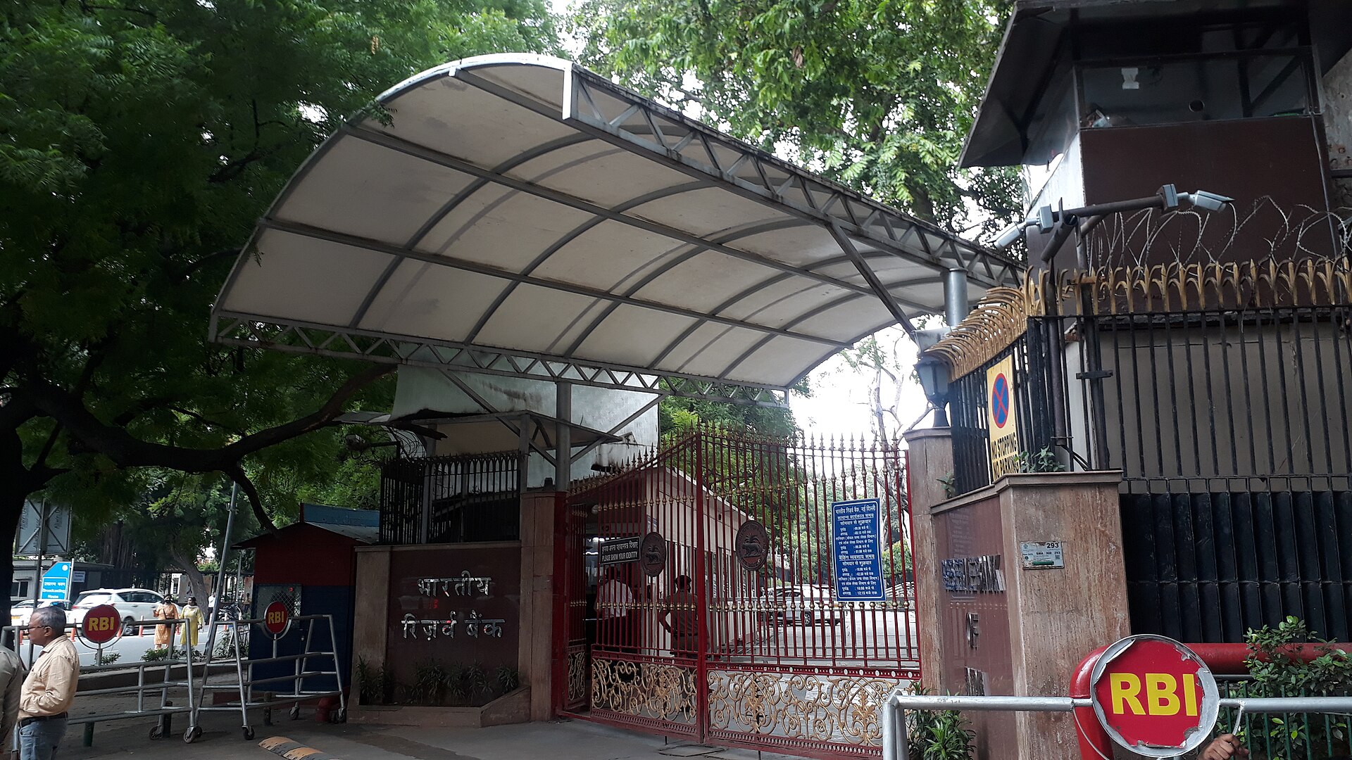 नई दिल्ली में भारतीय रिज़र्व बैंक के दफ़्तर का प्रवेश द्वार और दीवार पर लगा उसका नाम, तस्वीर अगस्त 2022 की है। परिपत्र वापस लेने का आदेश इसी बैंक के मुंबई वाले केंद्रीय कार्यालय से निकला था