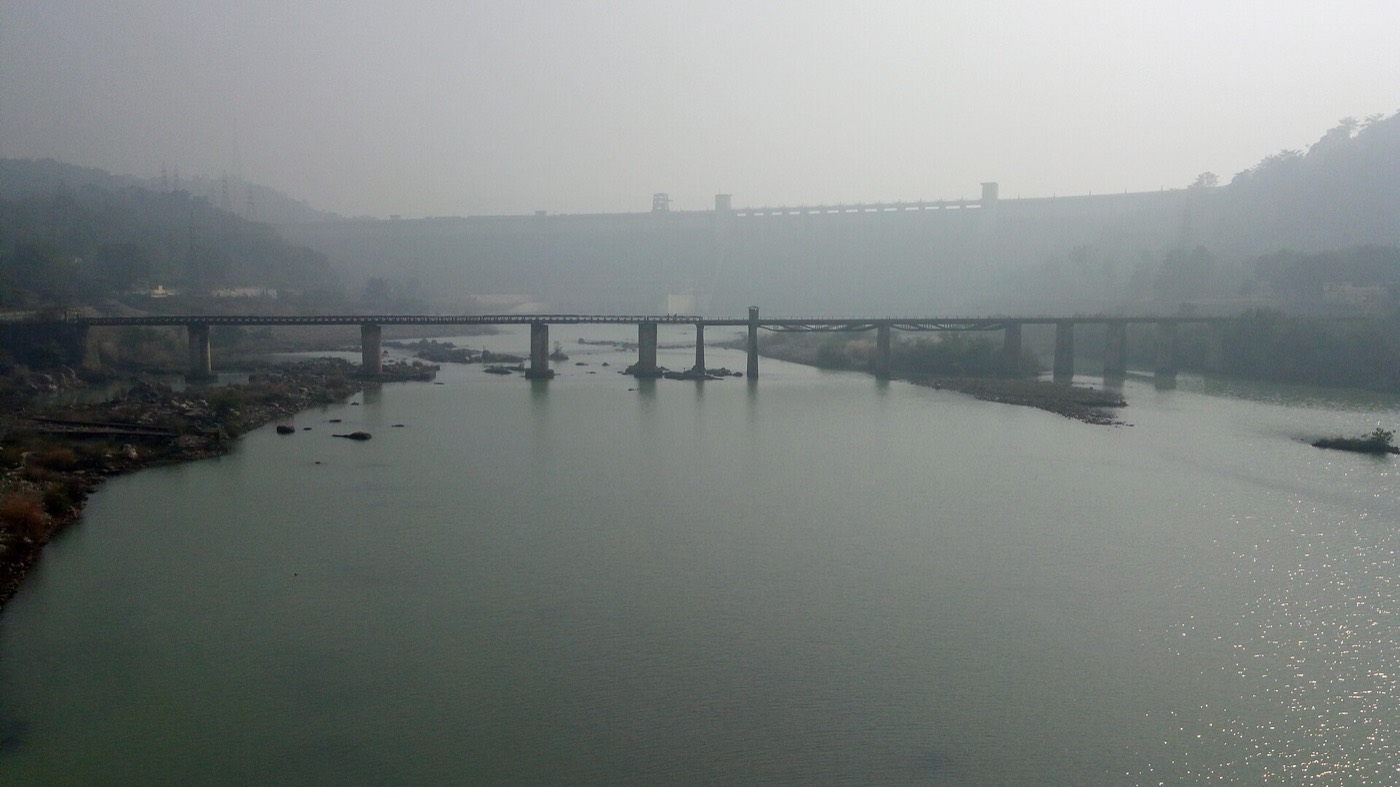 सोनभद्र, उत्तर प्रदेश में रिहंद बाँध की दीवार, नीचे की तरफ़ से; दीवार के पीछे भरा जलाशय गोविंद बल्लभ पंत सागर कहलाता है। यह तस्वीर 2017 की है