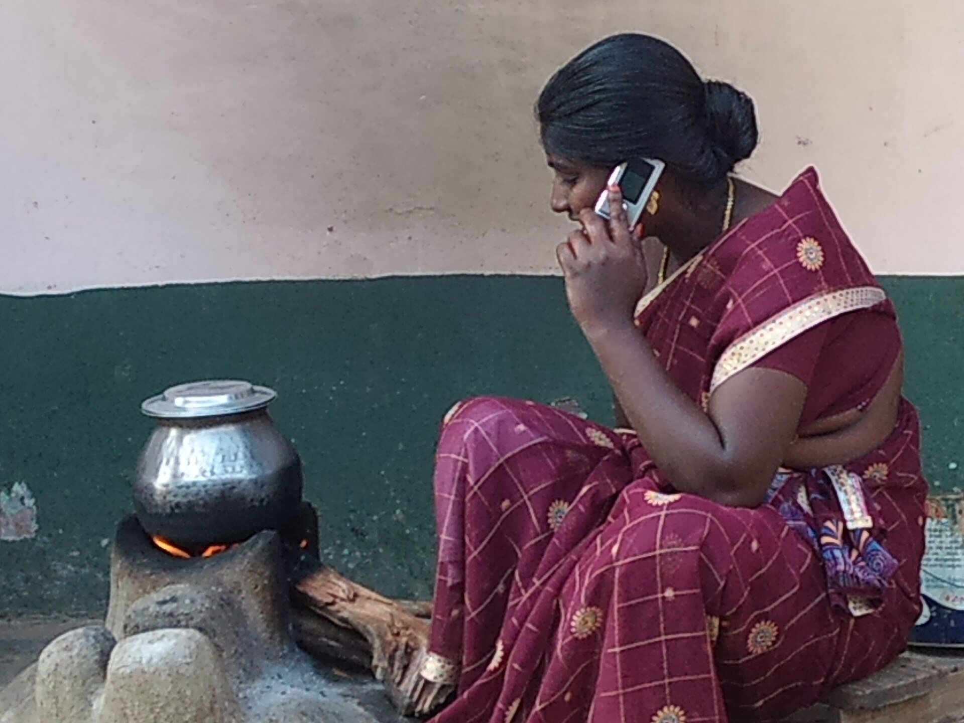 गाँव में एक महिला। उज्ज्वला के तहत जुड़े ज़्यादातर उपभोक्ता ग्रामीण इलाक़ों में हैं