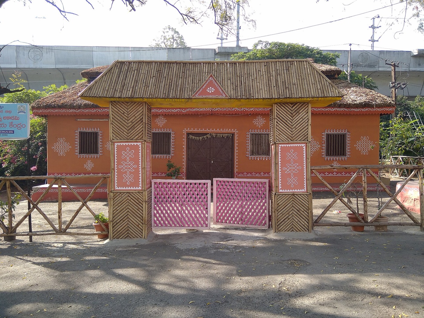 हैदराबाद के रवींद्र भारती में साहित्य अकादेमी का पुस्तक स्टॉल, जनवरी 2021 की तस्वीर; अकादेमी कई भारतीय भाषाओं में छापती है, जबकि कक्षा 6 की आर3 सूची में उन्नीस भाषाएँ दर्ज हैं