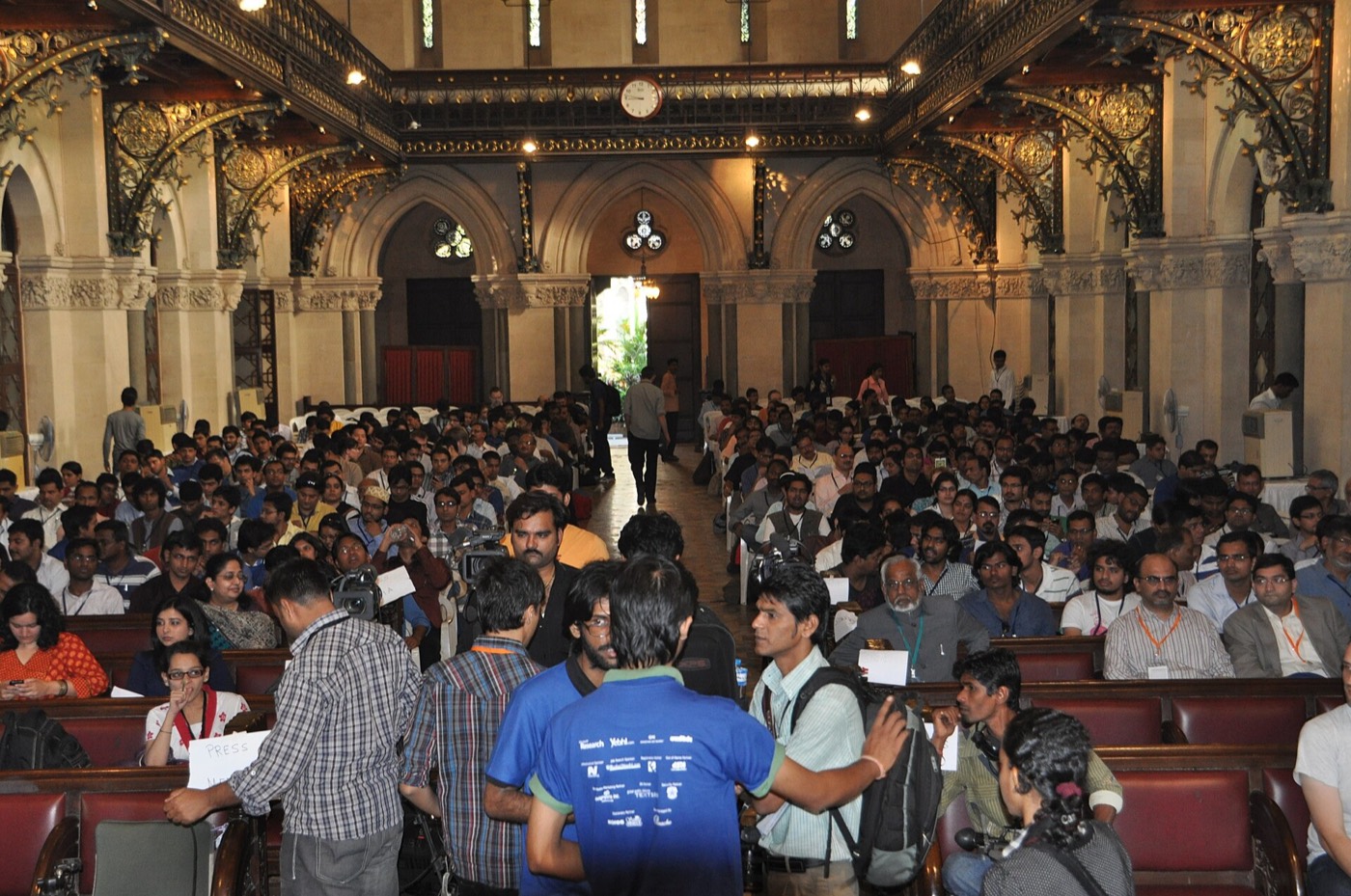 मुंबई विश्वविद्यालय के दीक्षांत सभागार में एक सम्मेलन में बैठे प्रतिनिधि, नवंबर 2011 की तस्वीर। आदेश जिन आयोजनों की बात करता है, उनका हिसाब भी ऐसी ही उपस्थिति और हॉल के किराए पर टिका था