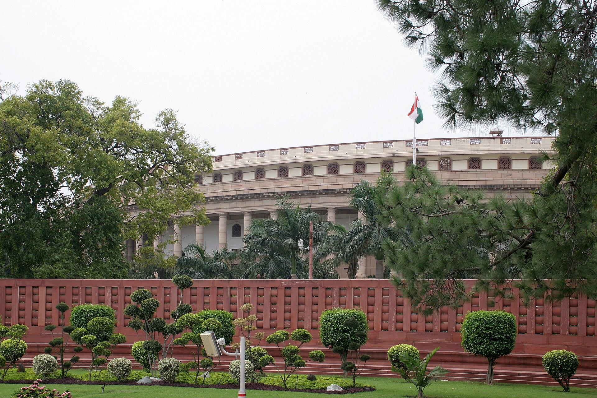 पुराना संसद भवन, नई दिल्ली; अगस्त 1966 में रुपये के अवमूल्यन पर राज्यसभा और लोकसभा दोनों की बहस इसी भवन में हुई थी