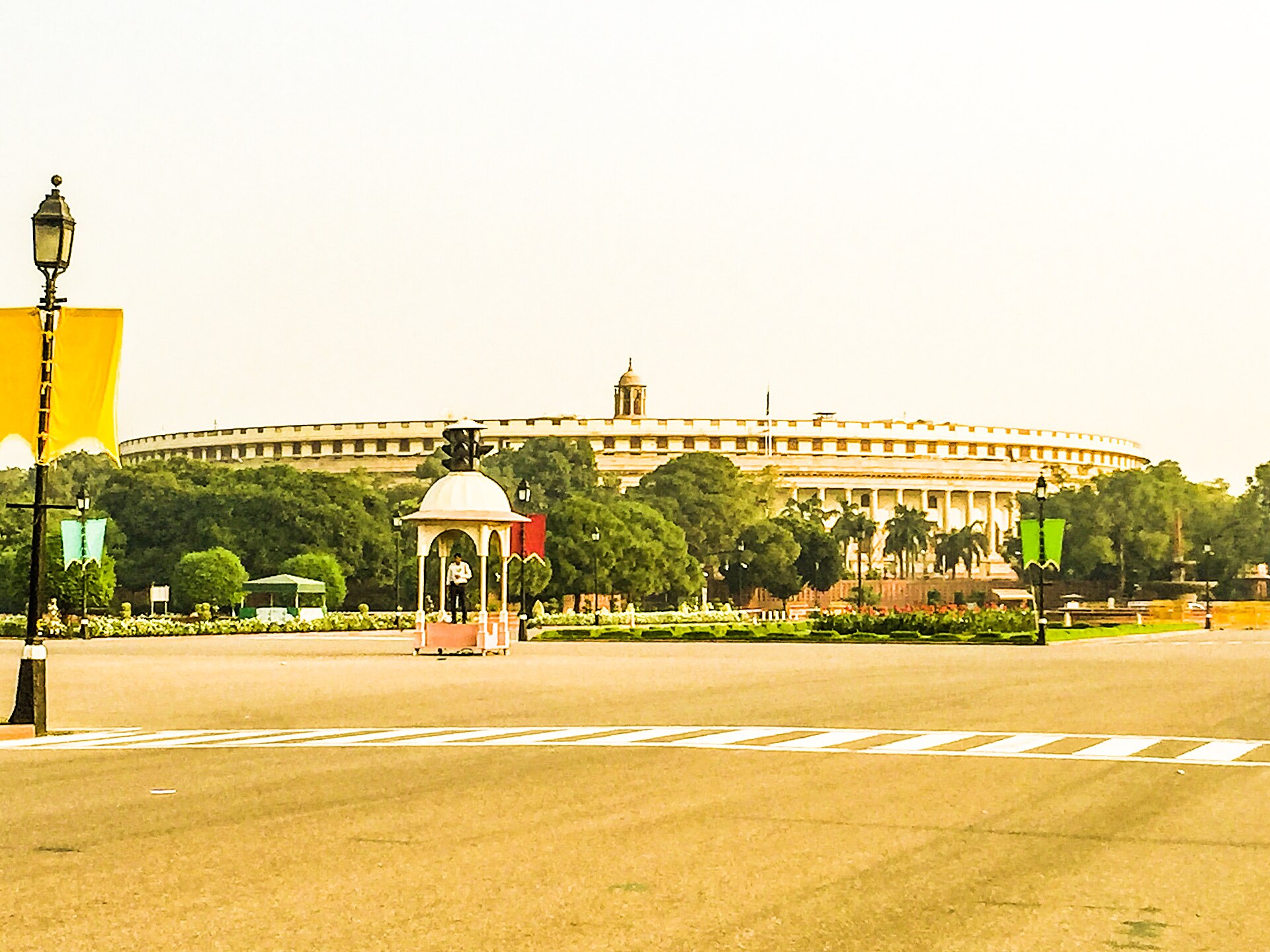 नई दिल्ली में पुराना संसद भवन, राष्ट्रपति भवन चौराहे की तरफ़ से लिया गया दृश्य; मुख्य निर्वाचन आयुक्त और अन्य निर्वाचन आयुक्त अधिनियम, 2023, इसी संसद ने पारित किया था